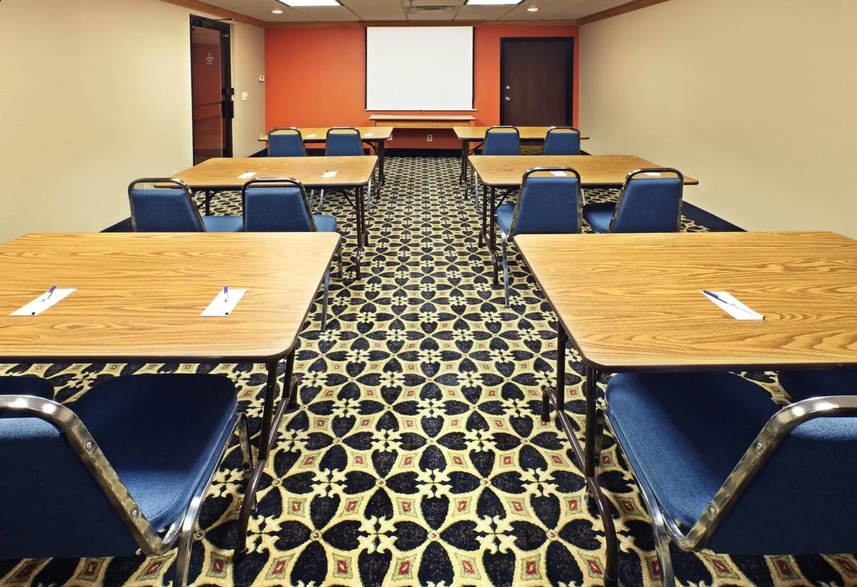Meeting/conference room in Holiday Inn Express & Suites Fayetteville University of Arkansas Area, an IHG Hotel