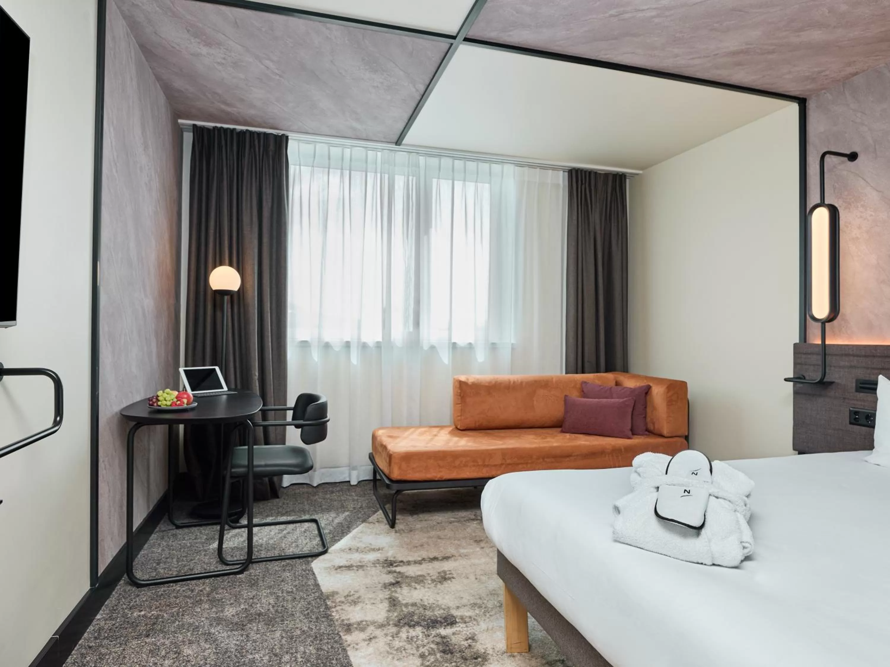 Photo of the whole room, Bed in Novotel Bern Expo