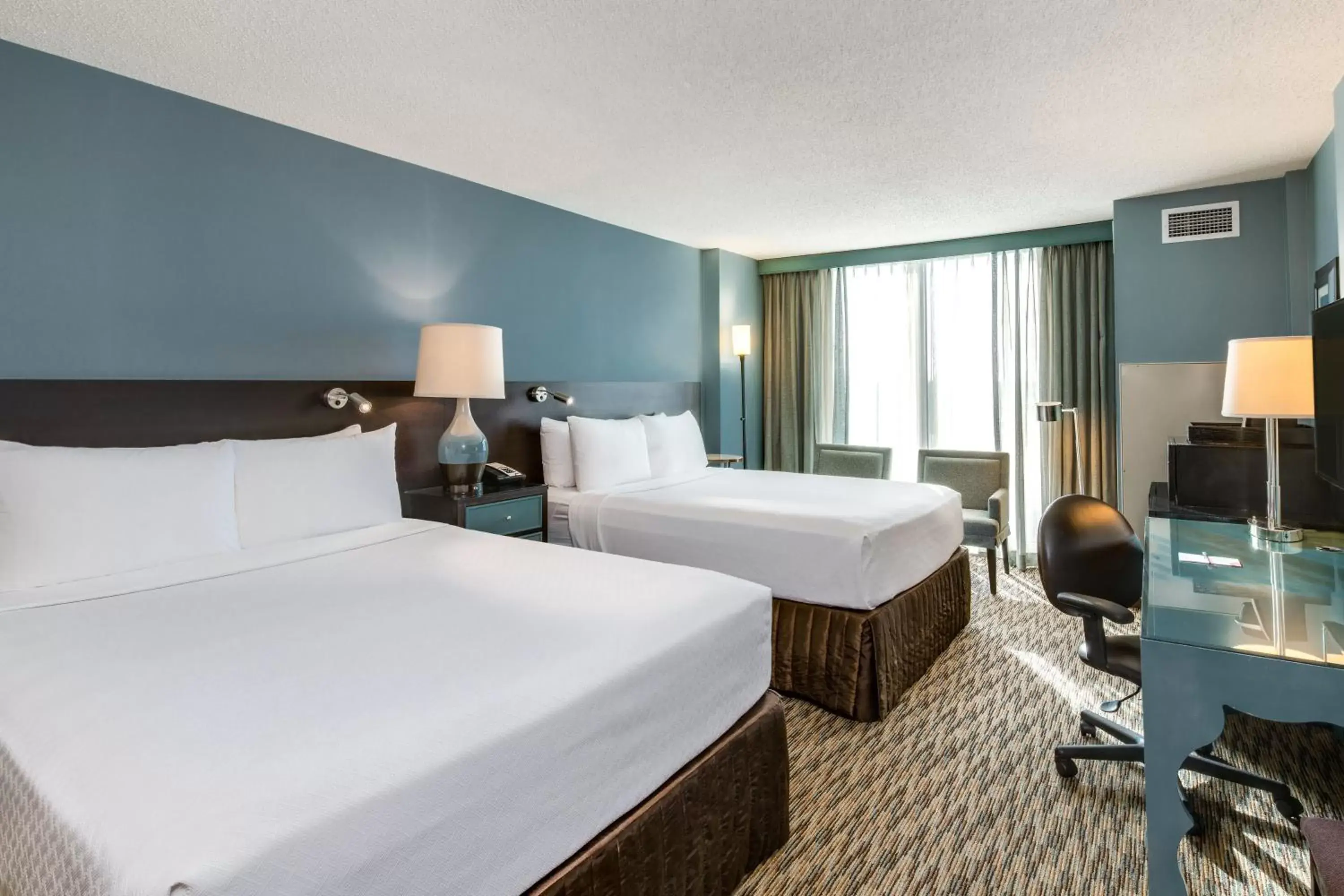 Photo of the whole room, Bed in Crowne Plaza Chicago O'Hare Hotel & Conference Center, an IHG Hotel