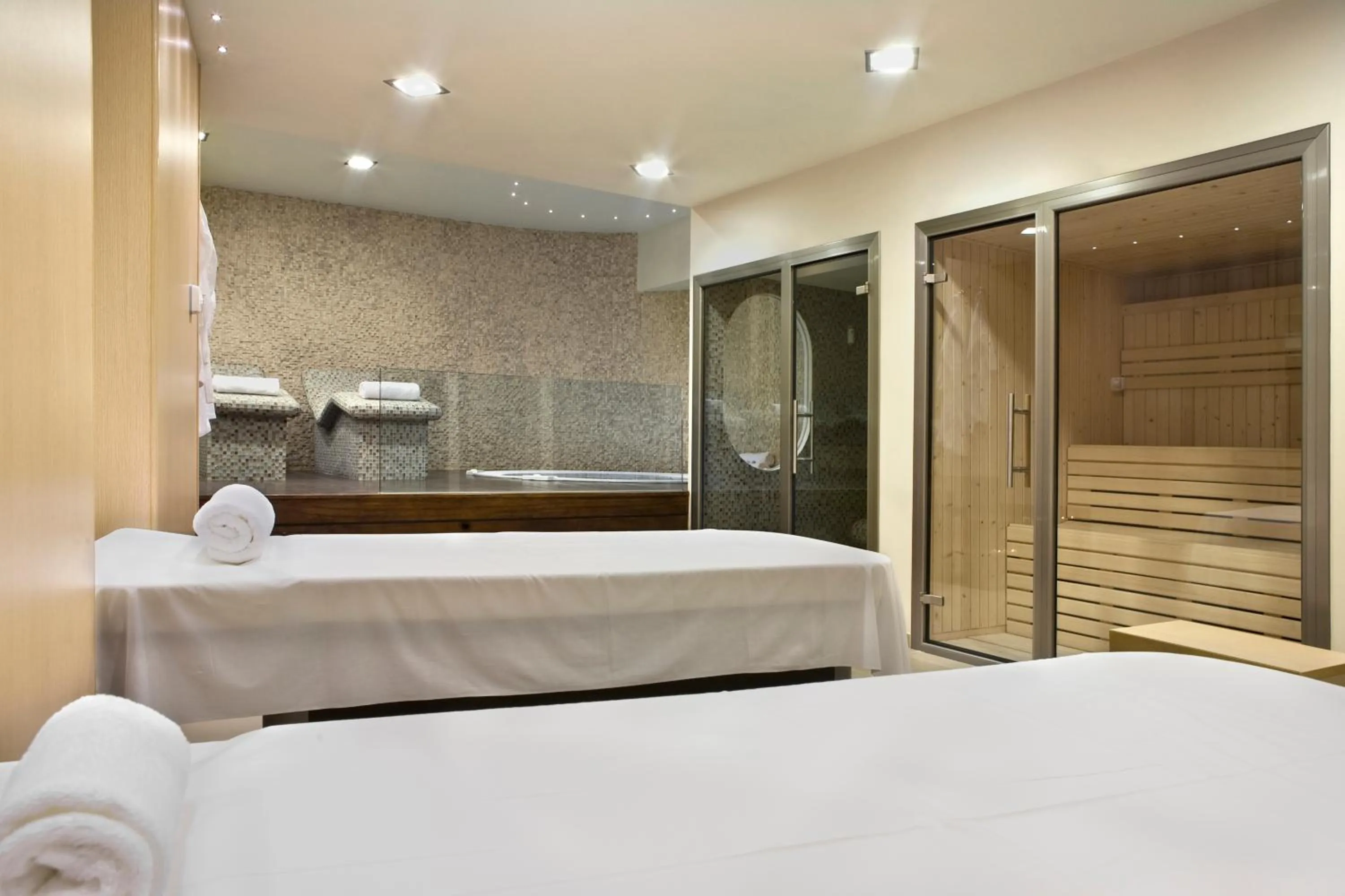Spa and wellness centre/facilities, Bed in Ramada Plaza by Wyndham Thraki