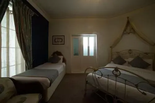 Photo of the whole room, Bed in Fines Bayliwick Hotel