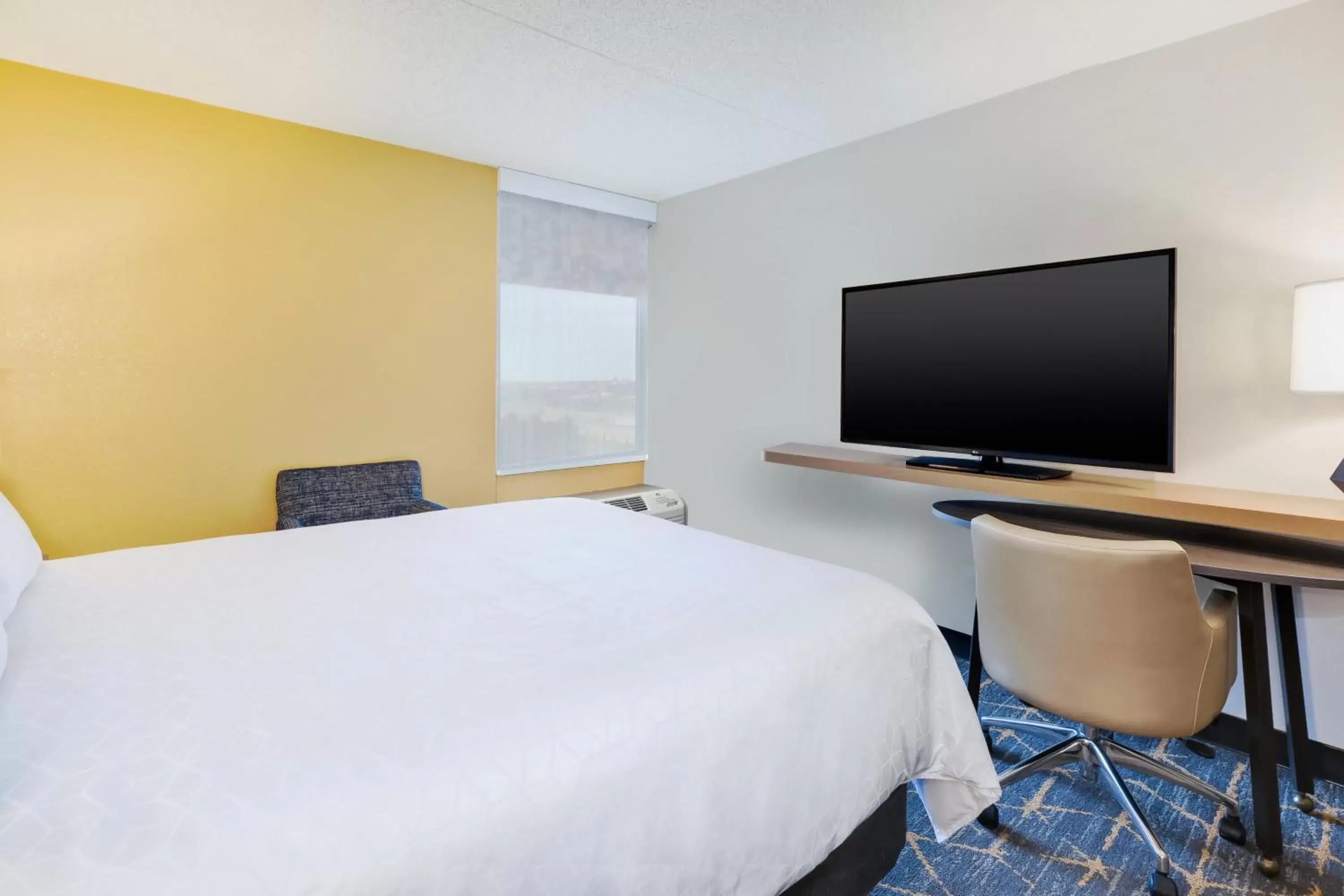 Photo of the whole room, TV/Entertainment Center in Holiday Inn Grand Rapids Downtown, an IHG Hotel