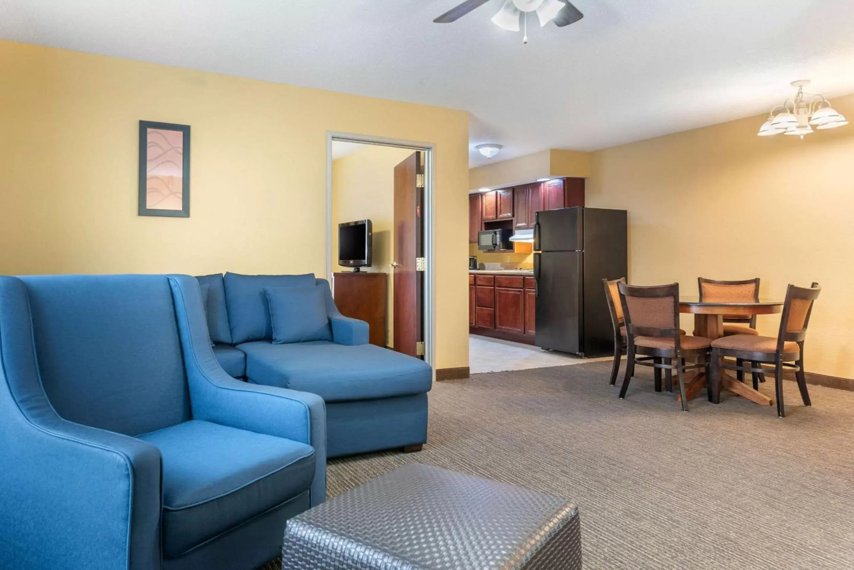 Photo of the whole room, Seating Area in Comfort Suites Findlay I-75