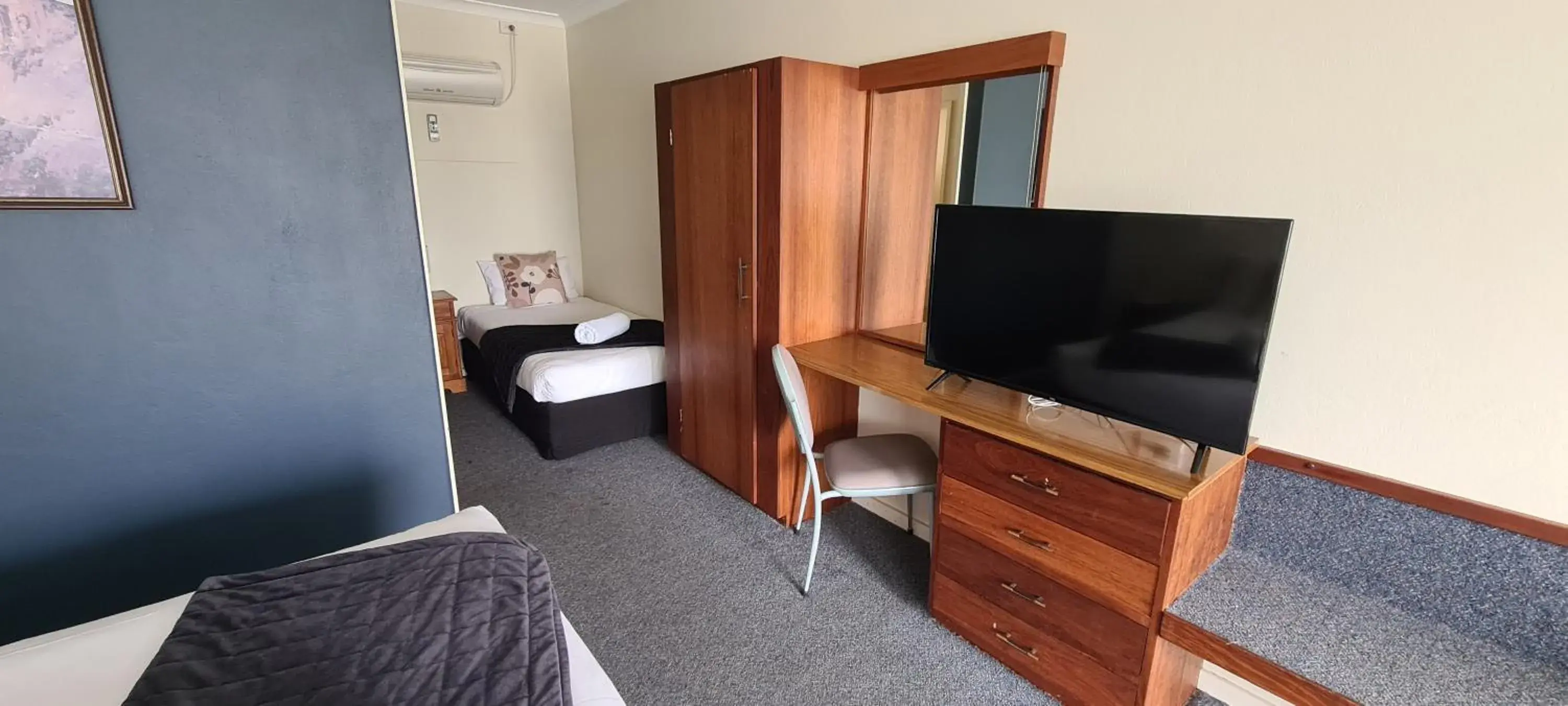 Bed, TV/Entertainment Center in Ace Accommodation Albany