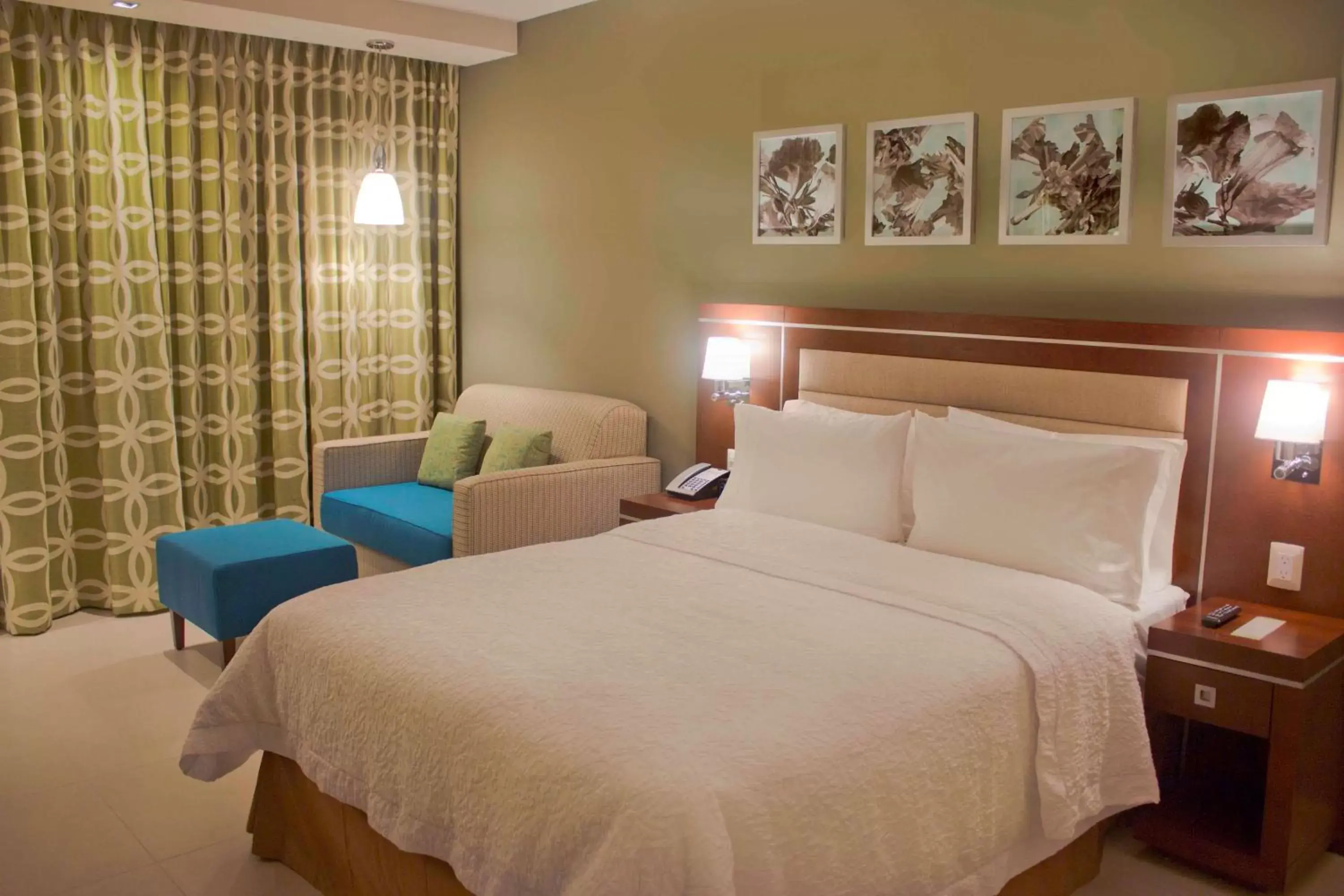 Bed in Hampton Inn by Hilton Merida