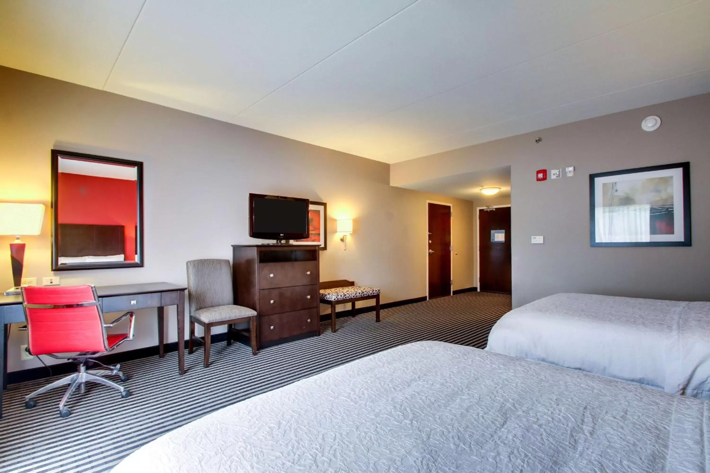 Bed, TV/Entertainment Center in Hampton Inn Birmingham/Leeds