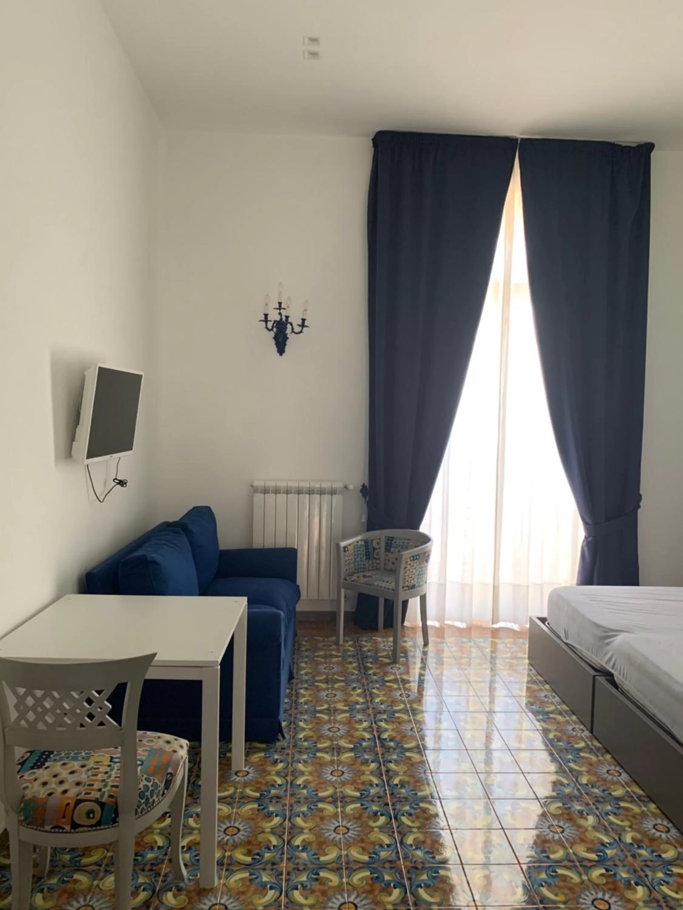 Photo of the whole room, Seating Area in Specchio di Parthenope B&B