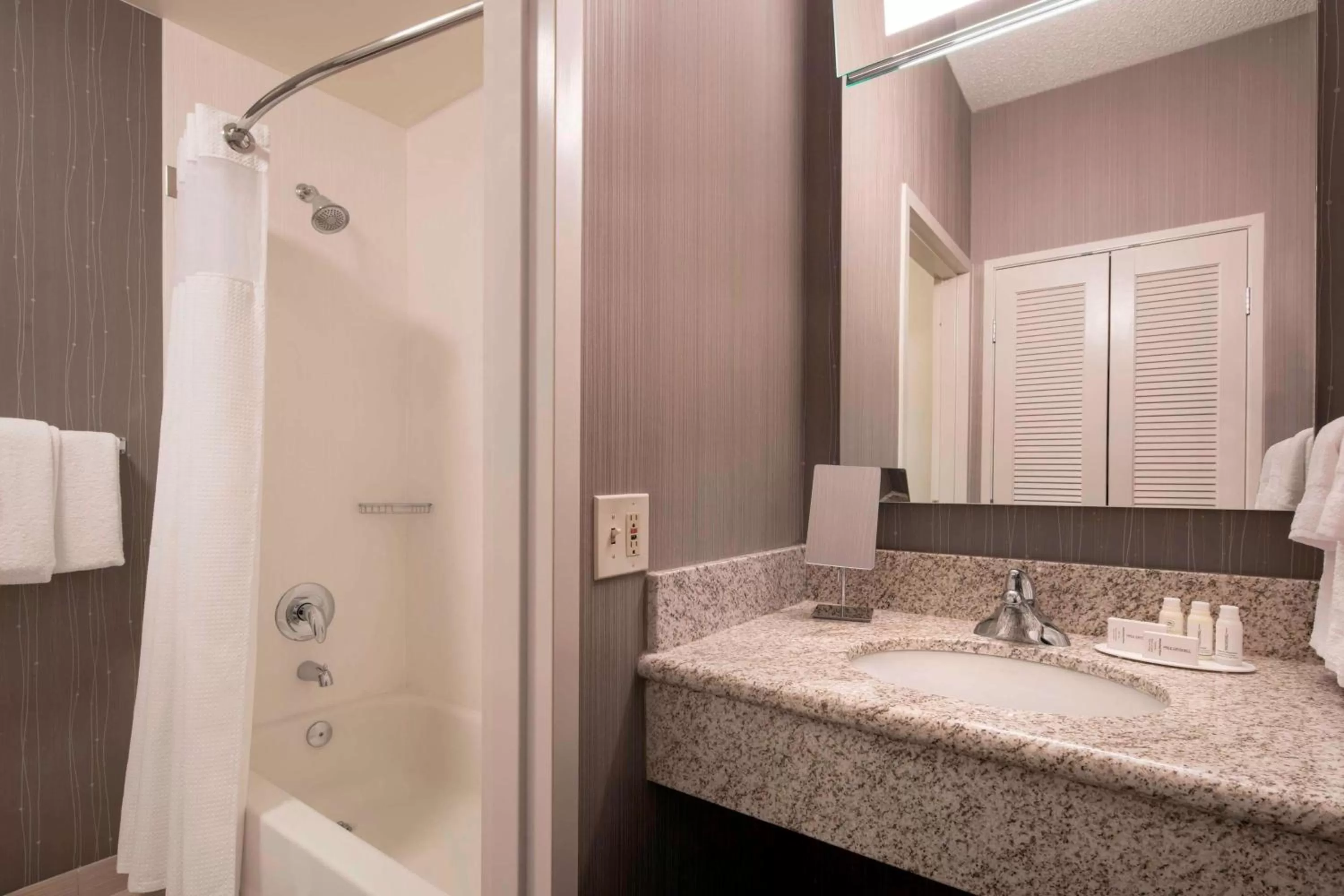 Mobility Accessible Guestroom King Tub in Sonesta Select Tempe Downtown