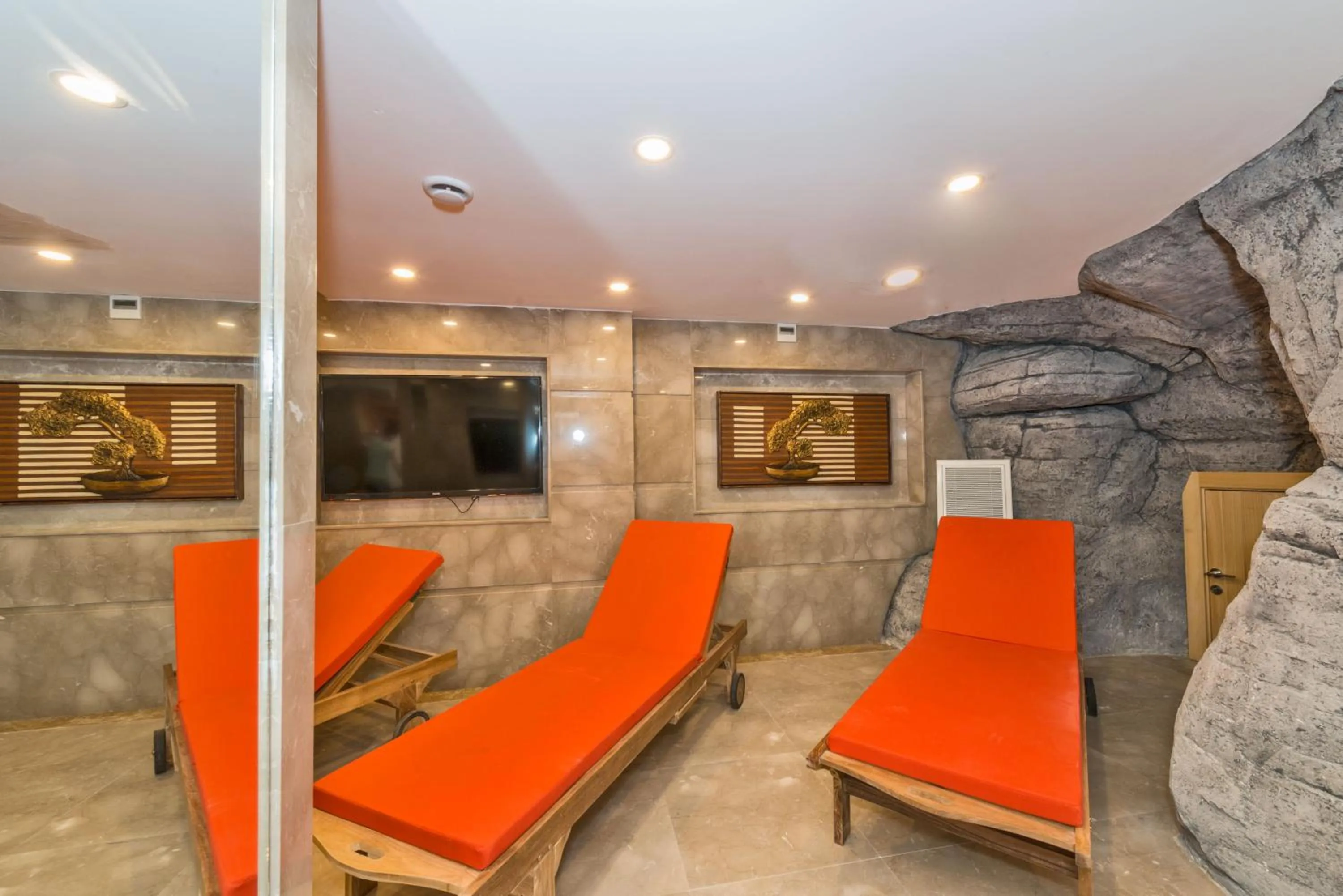 Swimming pool in Glorious Hotel