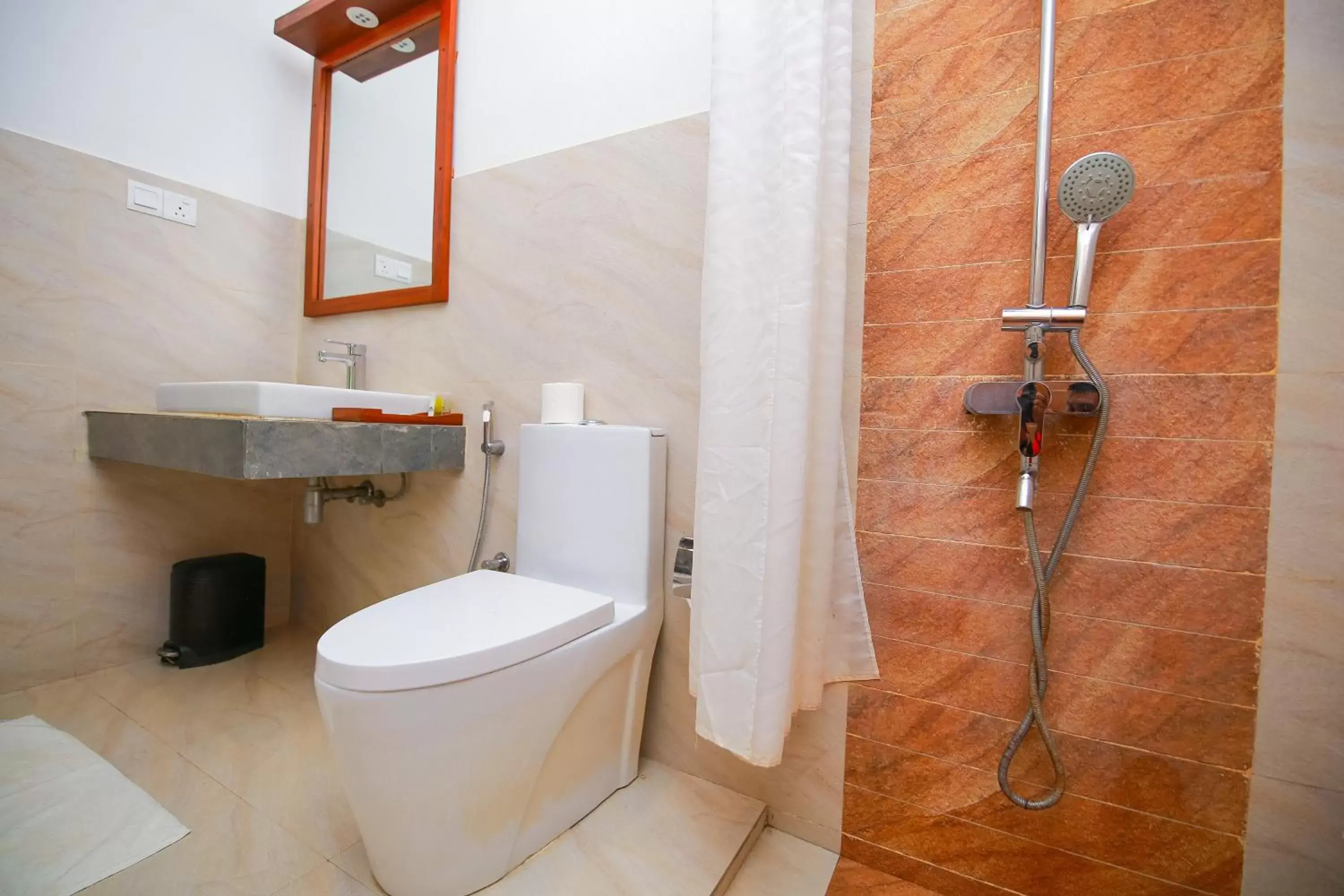 Shower, Bathroom in Hotel Alakamanda