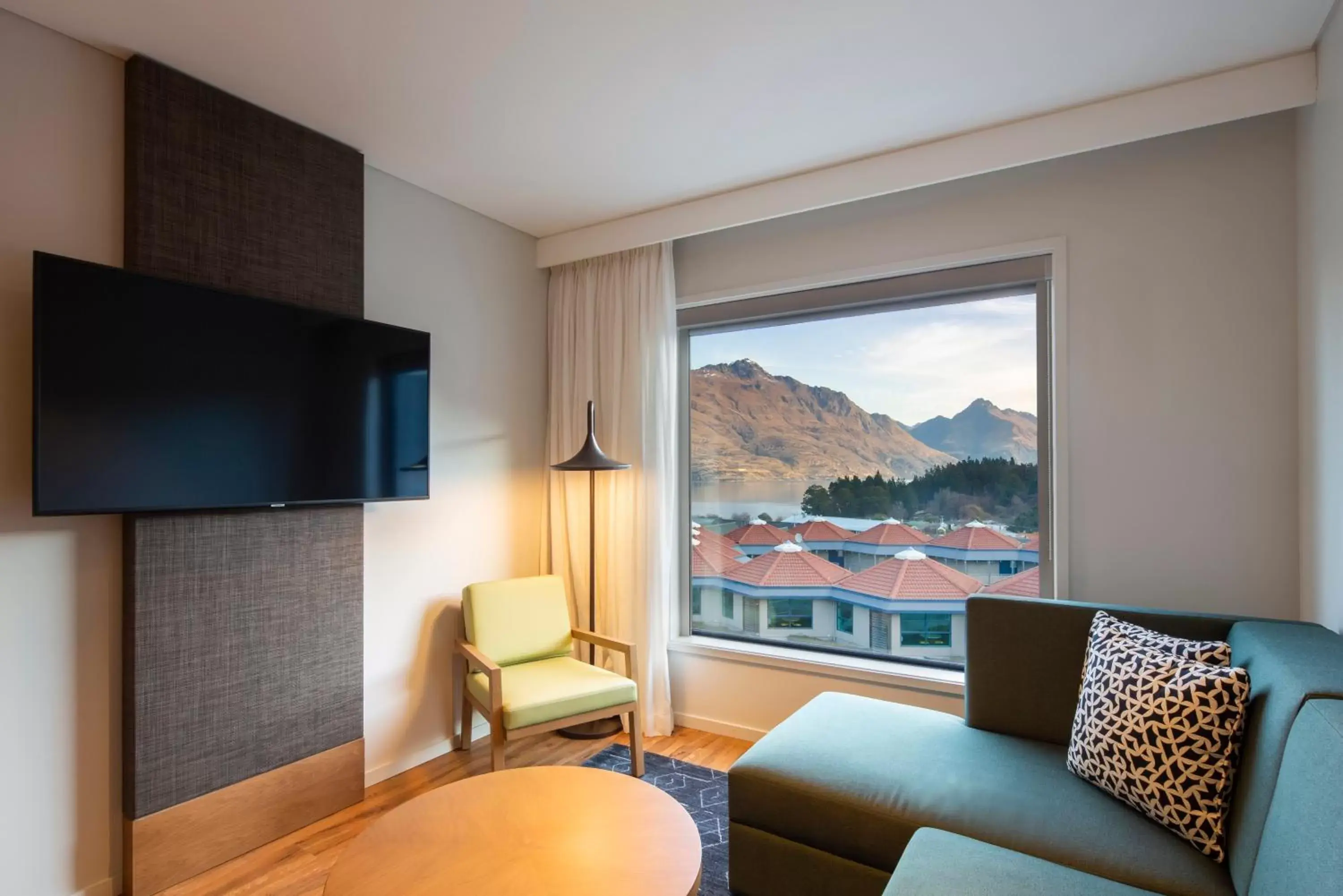 Photo of the whole room, TV/Entertainment Center in Holiday Inn Express & Suites Queenstown, an IHG Hotel