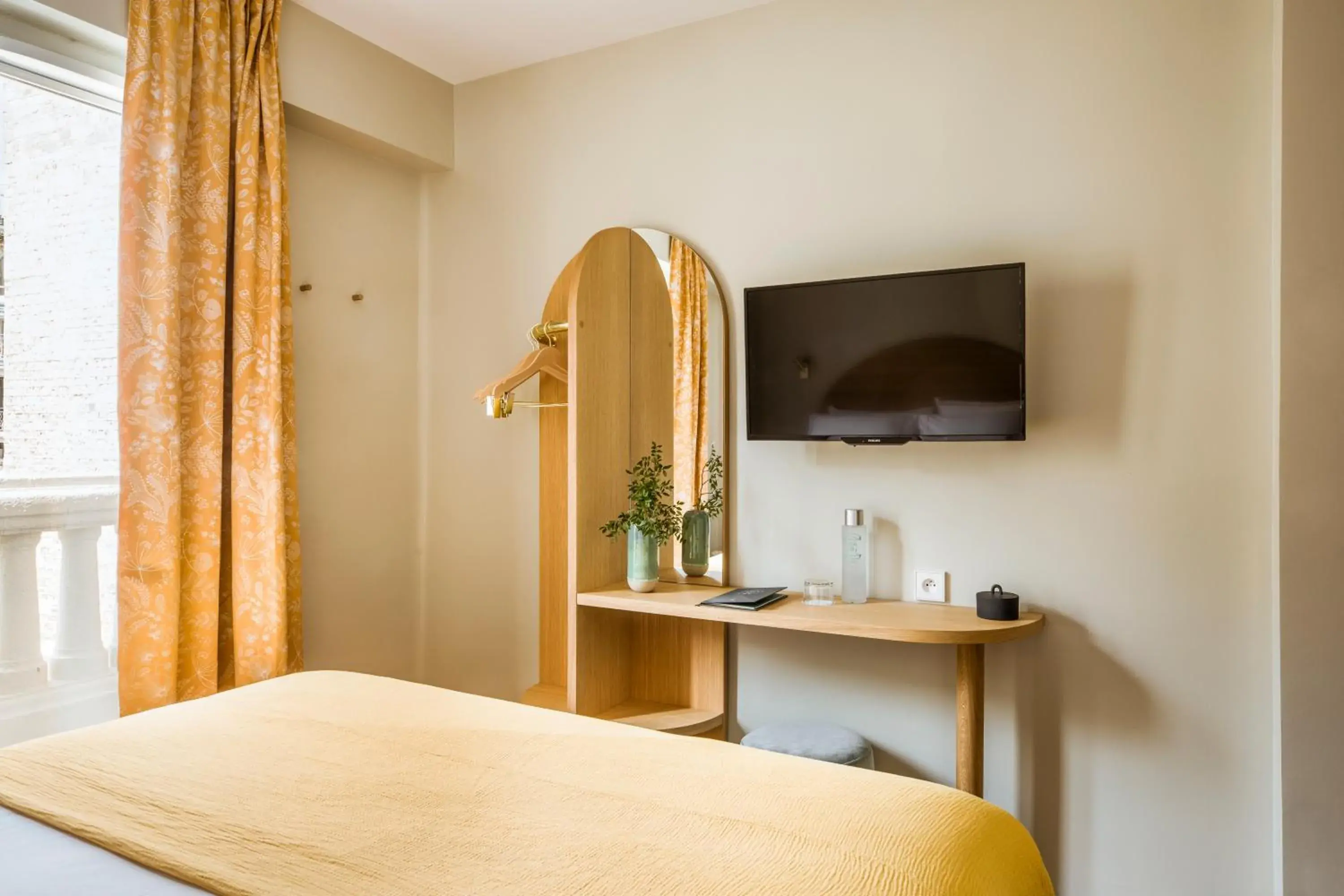 Bedroom, TV/Entertainment Center in Hôtel AMI - Orso Hotels