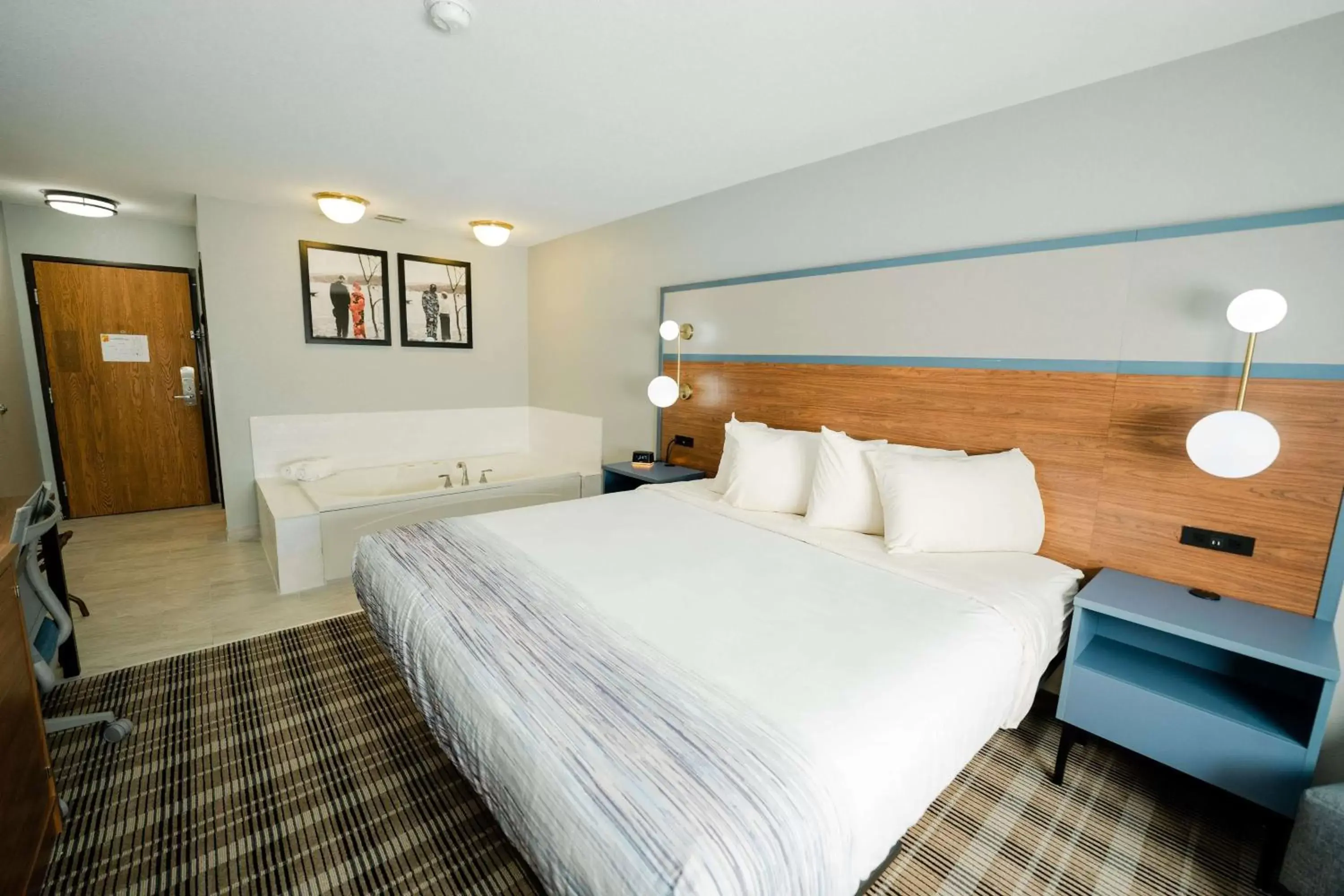 Photo of the whole room, Bed in AmericInn by Wyndham Tomahawk