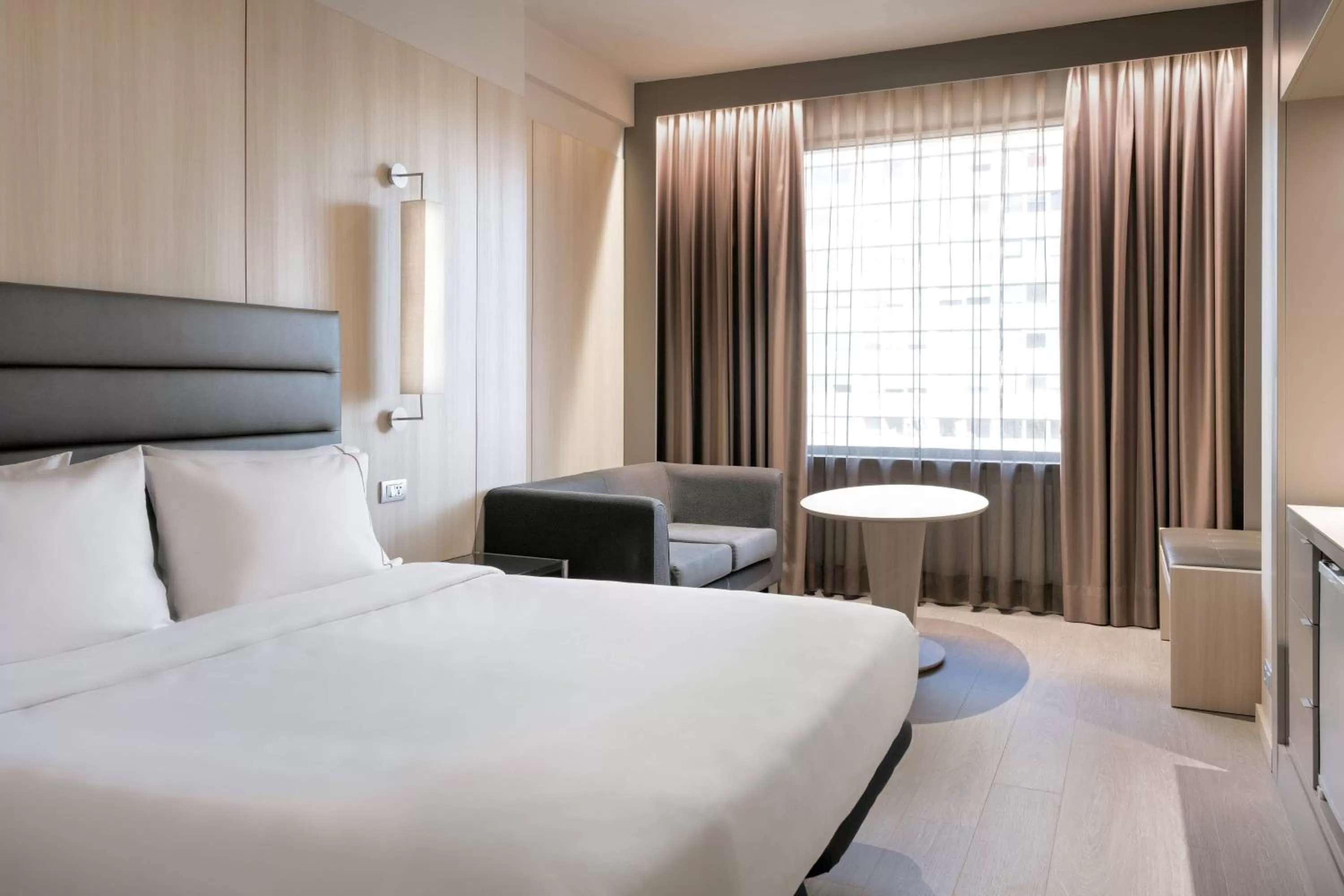 Standard Room King, Guest room, 1 King, City view in The Westin Madrid Cuzco