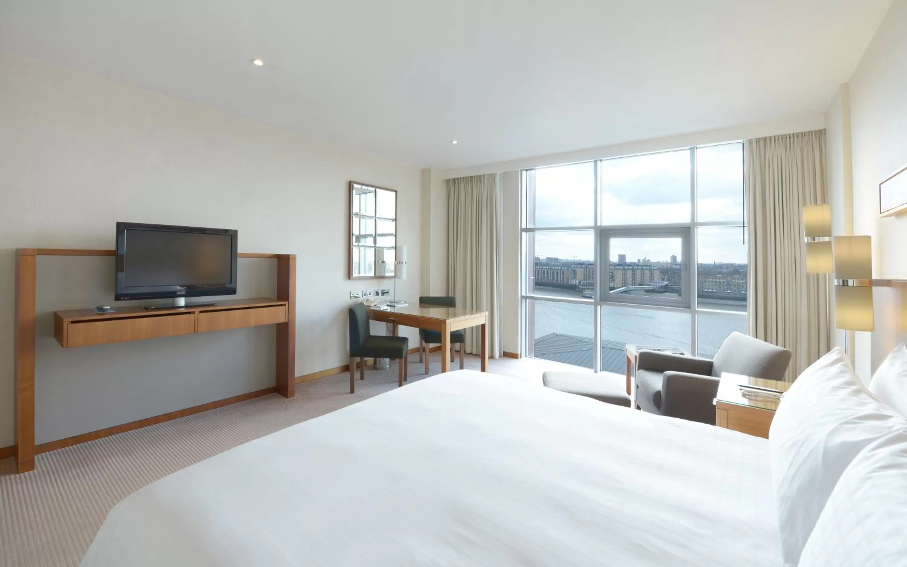 TV and multimedia, Bed in Canary Riverside Plaza Hotel