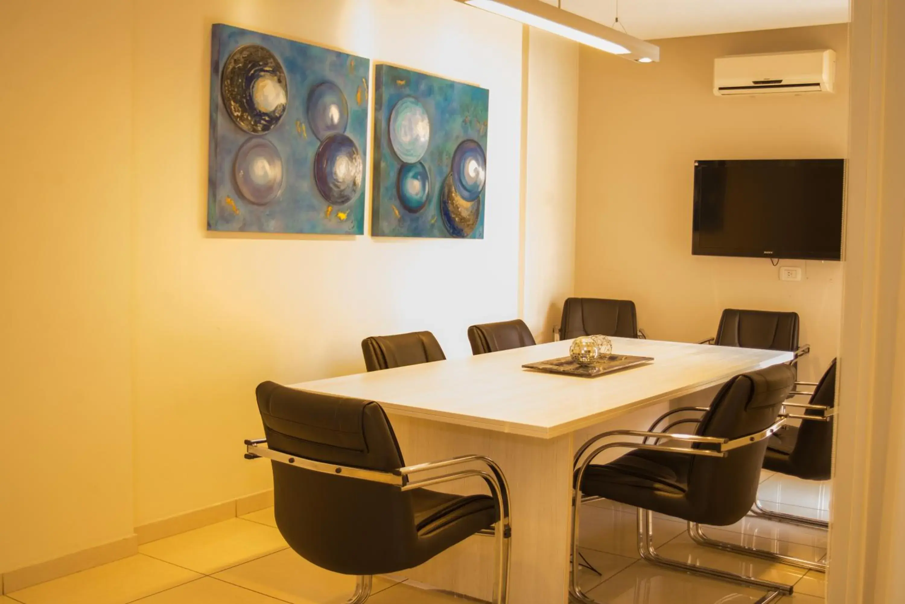 Meeting/conference room, Dining Area in Kube Apartments Express