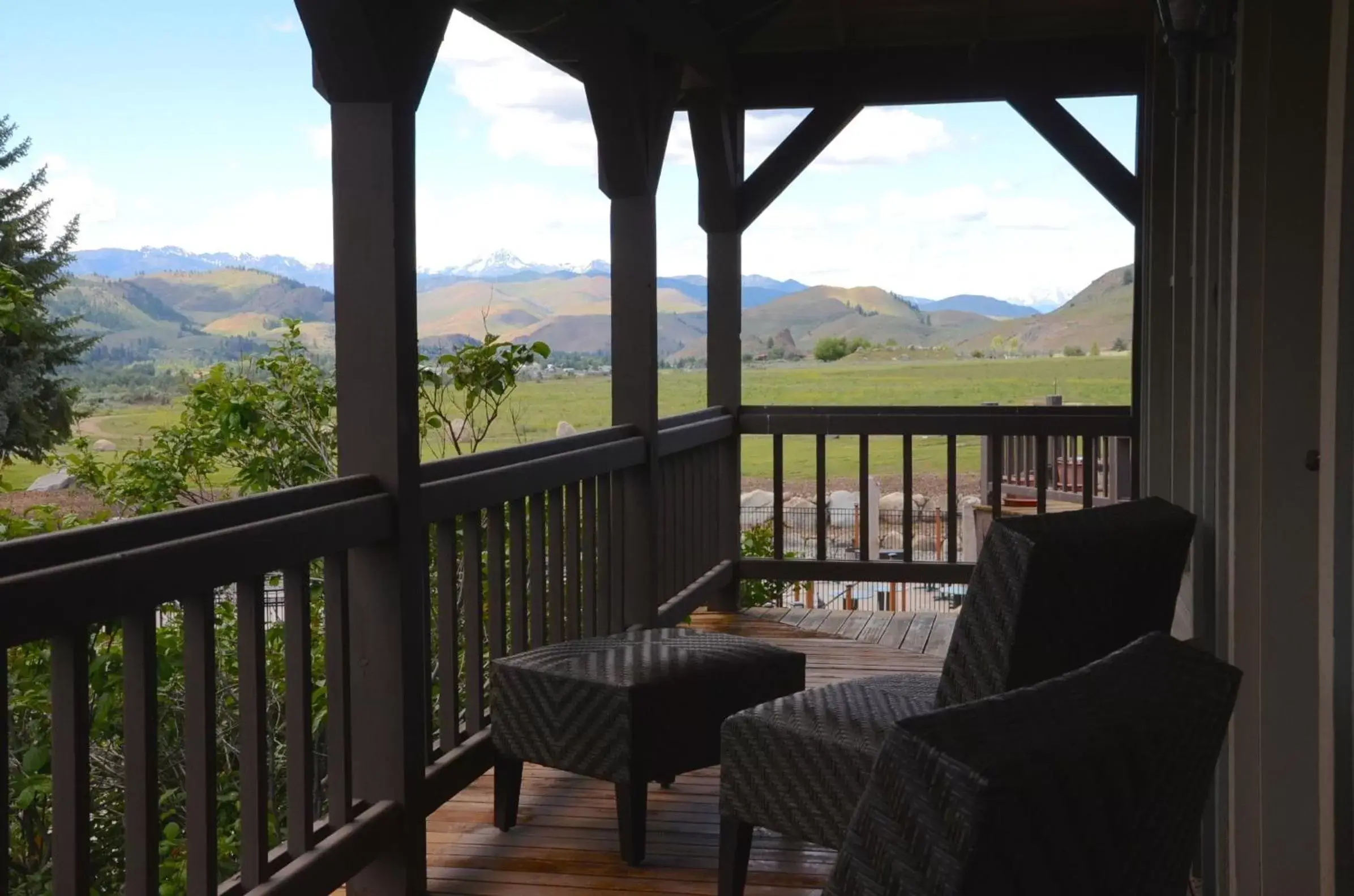 Patio, Mountain View in Casia Lodge and Ranch