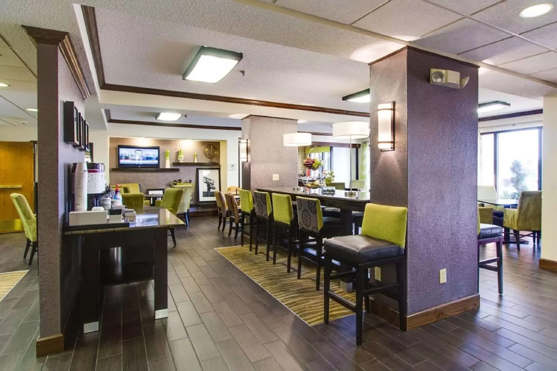 Lobby or reception, Restaurant/Places to Eat in Hampton Inn Salina