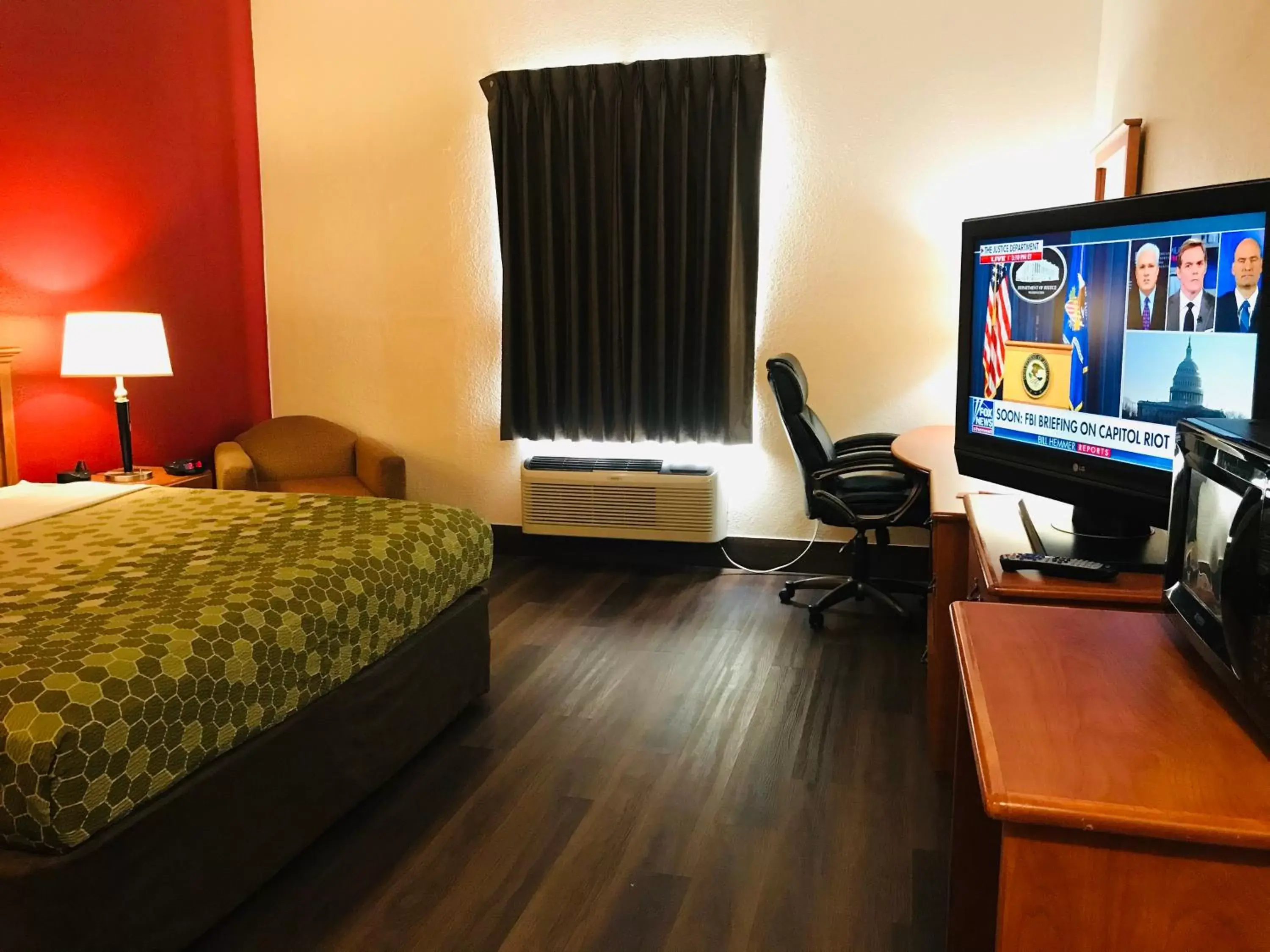 TV and multimedia, TV/Entertainment Center in Econo Lodge Inn & Suites Beaumont