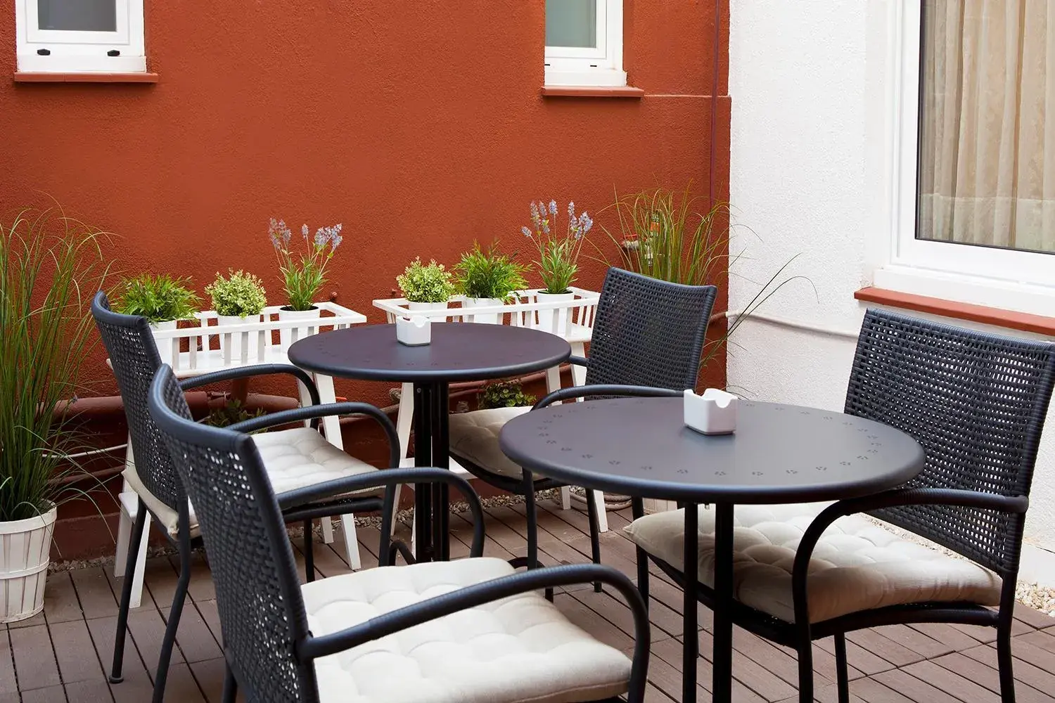 Inner courtyard view in Senator Barcelona Apartments Inner courtyard view in Senator Barcelona Apartments