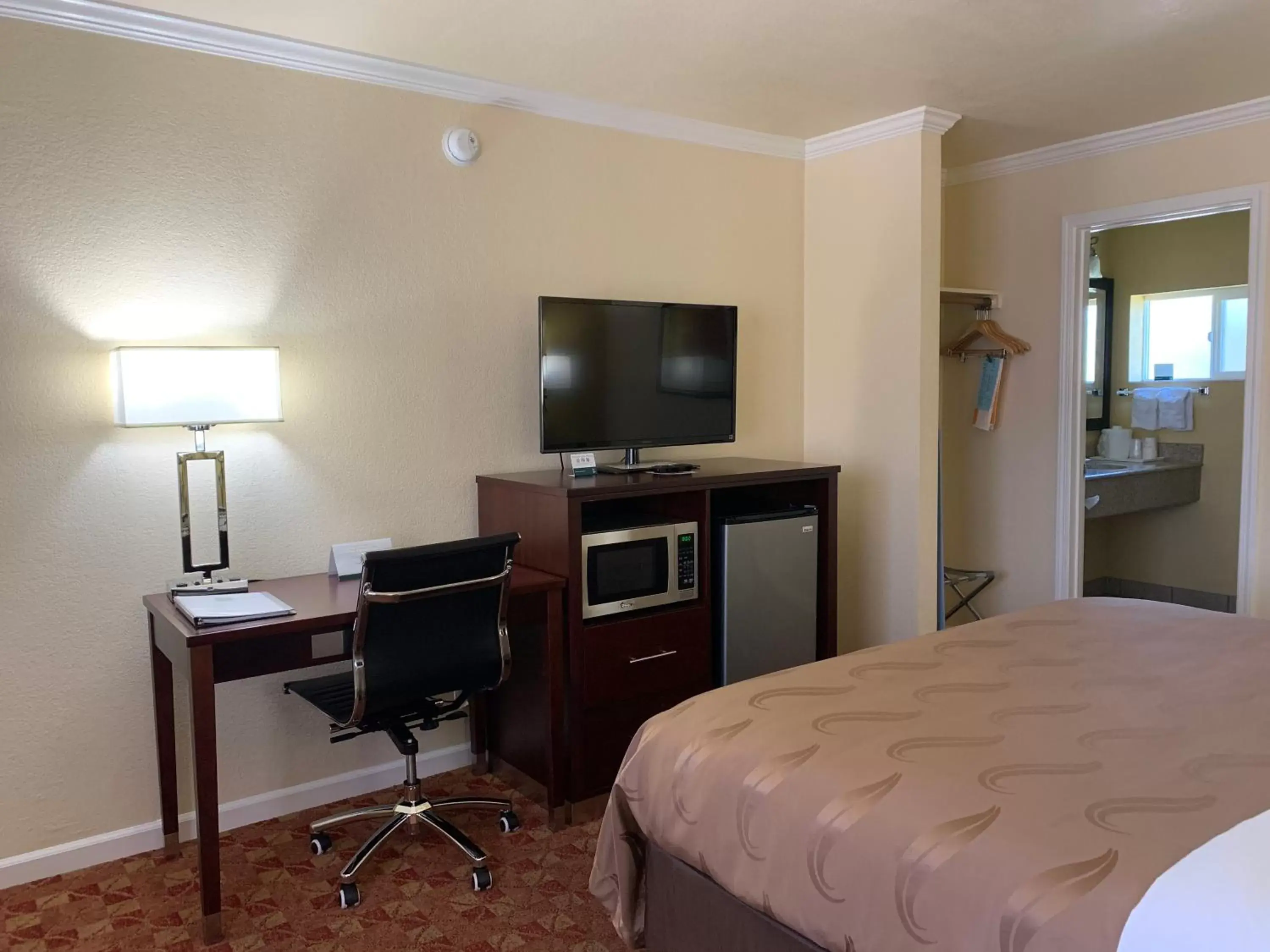 Photo of the whole room, TV/Entertainment Center in Quality Inn Ukiah Downtown