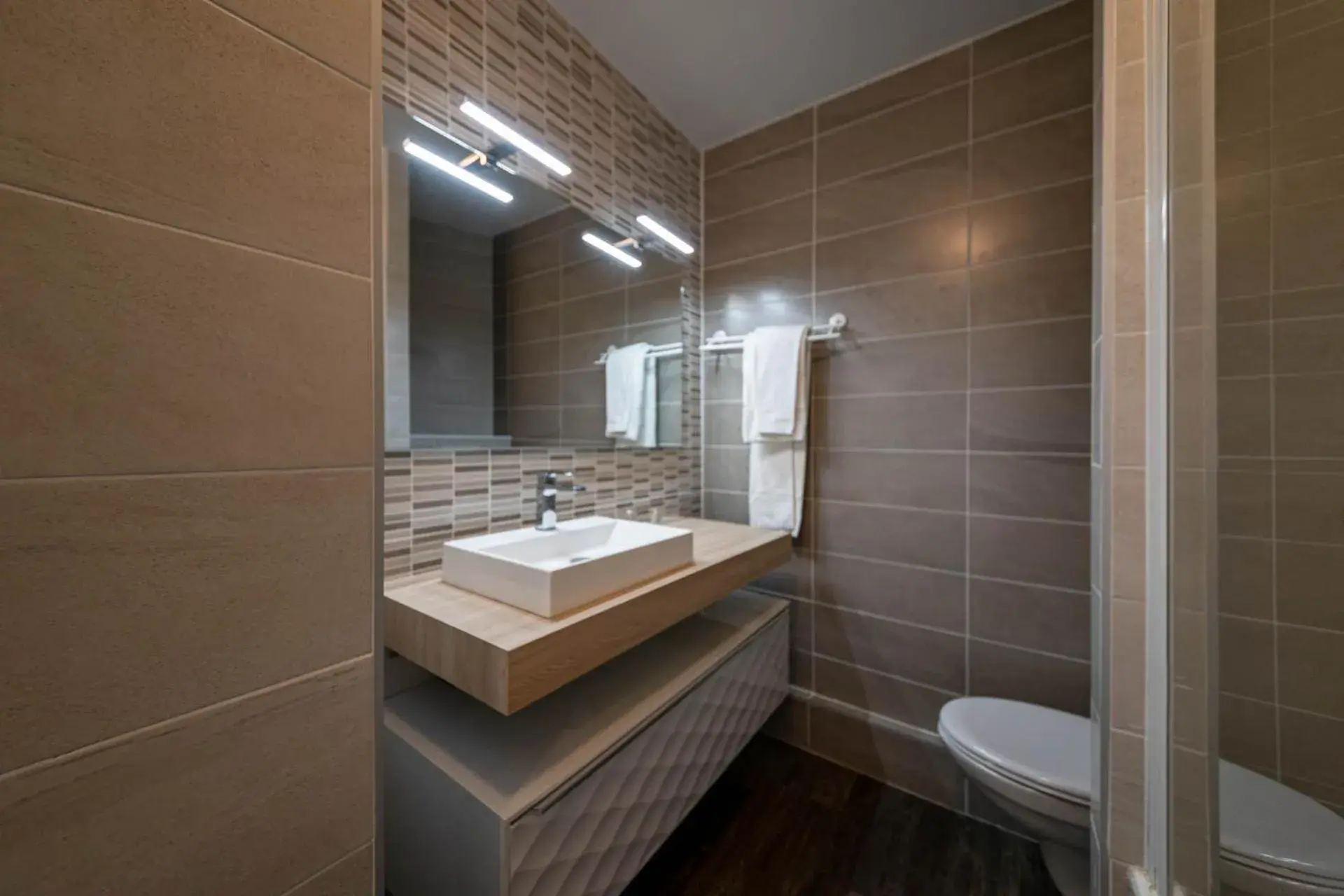 Bathroom in INTER-HOTEL Saint-Malo Ouest Le Crystal