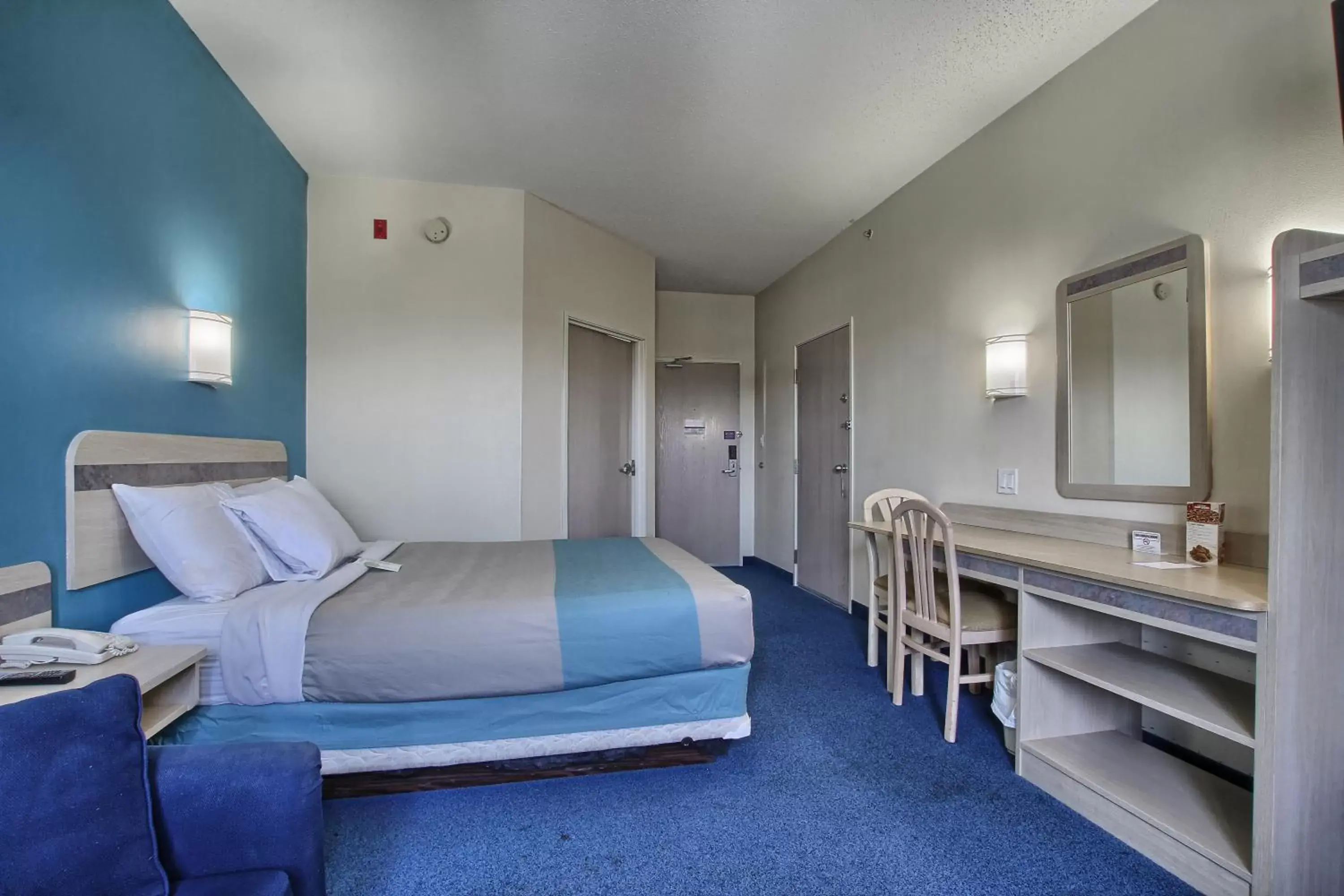 Bedroom, Bed in Motel 6-London, ON - Ontario