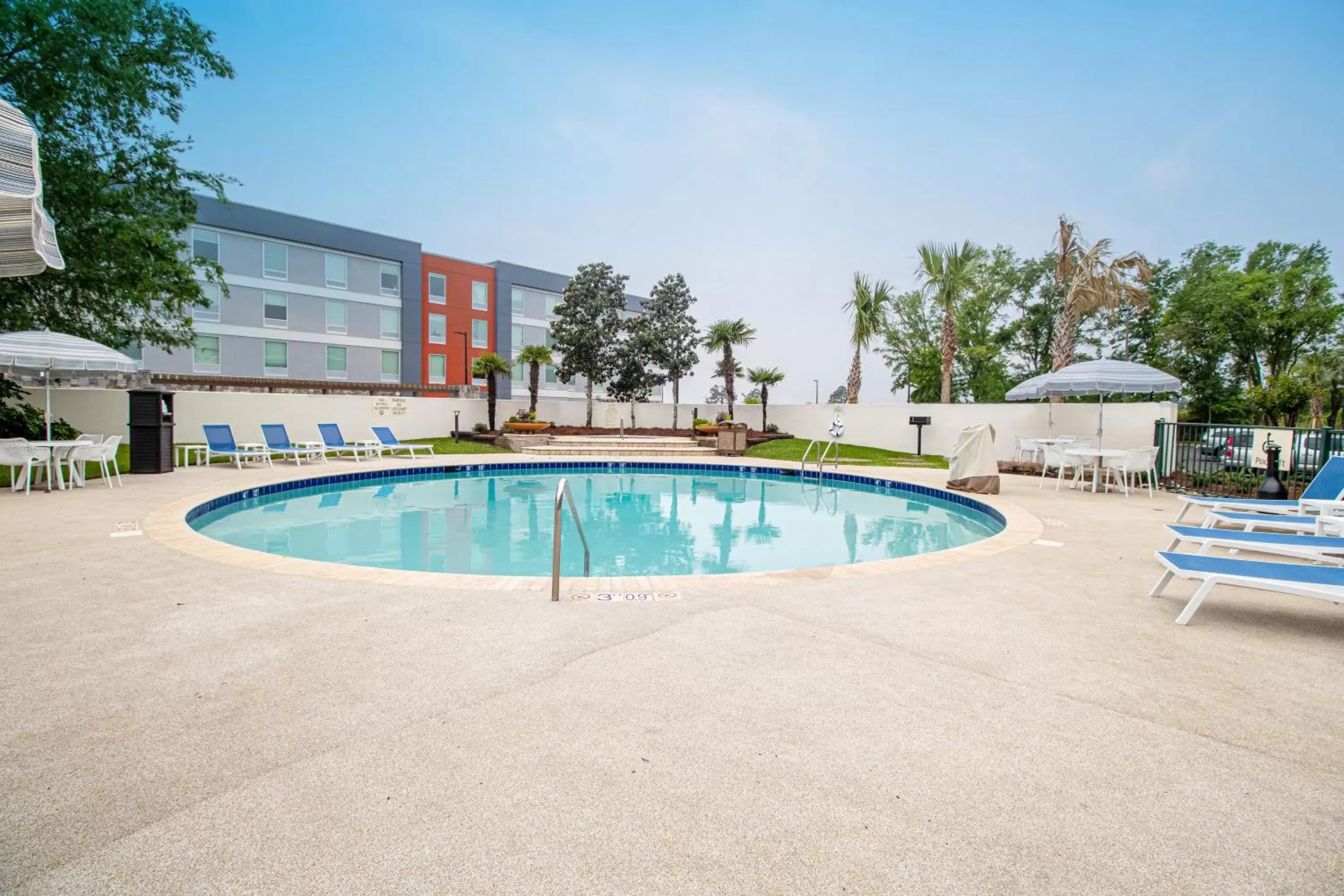 Hot Tub, Swimming Pool in Econo Lodge Inn & Suites Foley-North Gulf Shores