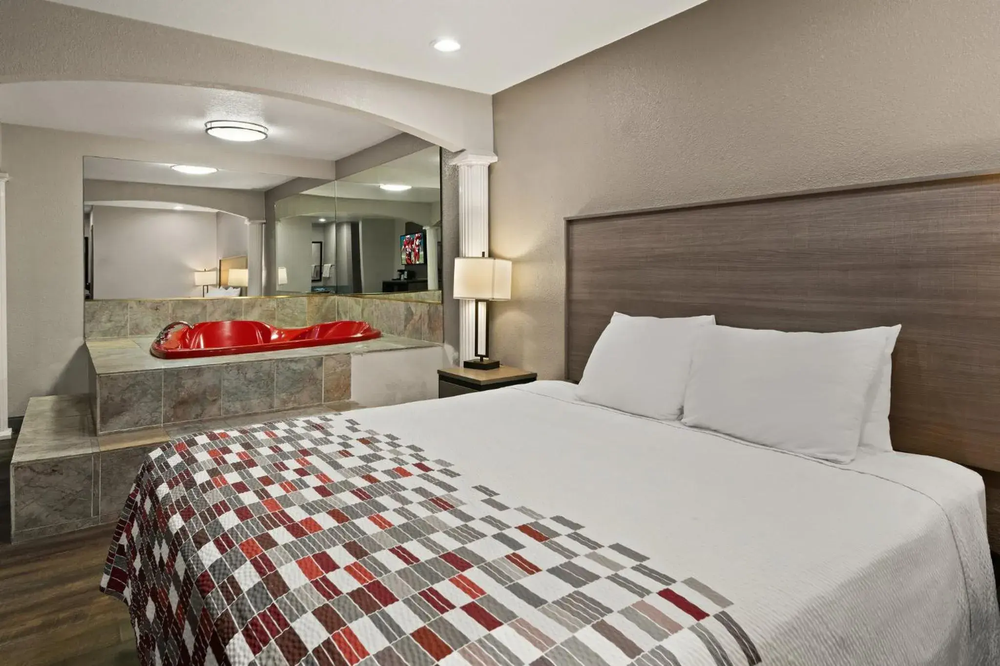 Photo of the whole room, Bed in Red Roof Inn & Suites Irving - DFW Airport South