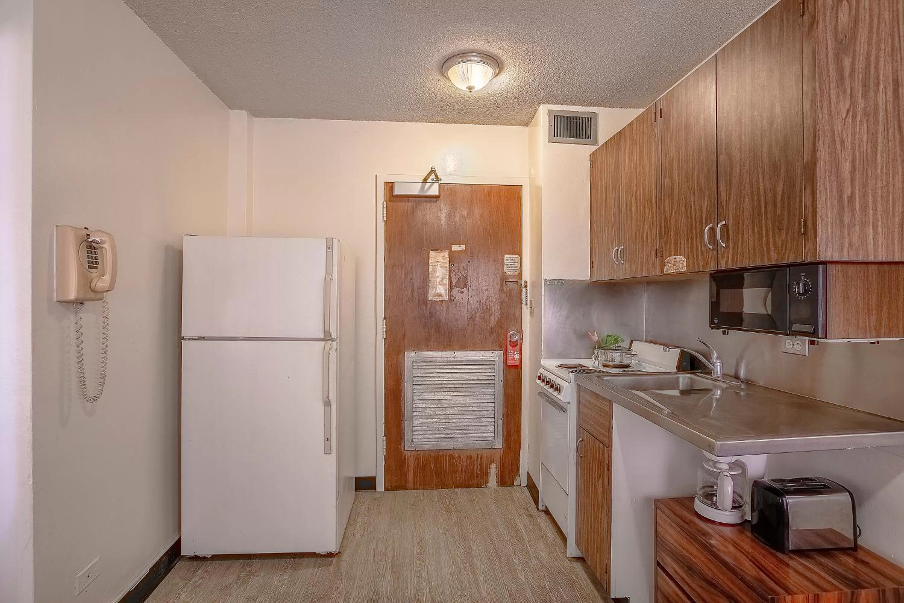Kitchen or kitchenette in Royal Grove Waikiki