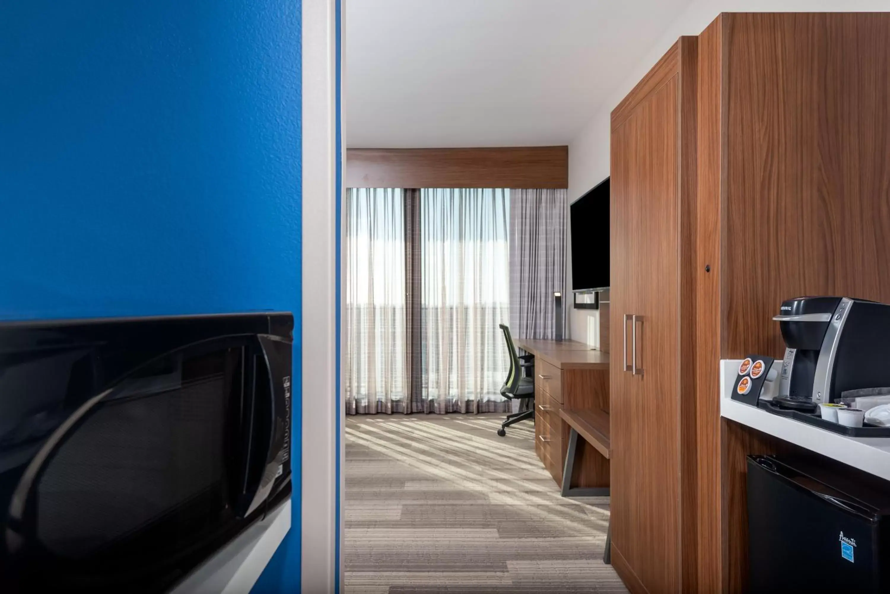 Bedroom, TV/Entertainment Center in Holiday Inn Express & Suites Santa Ana - Orange County, an IHG Hotel