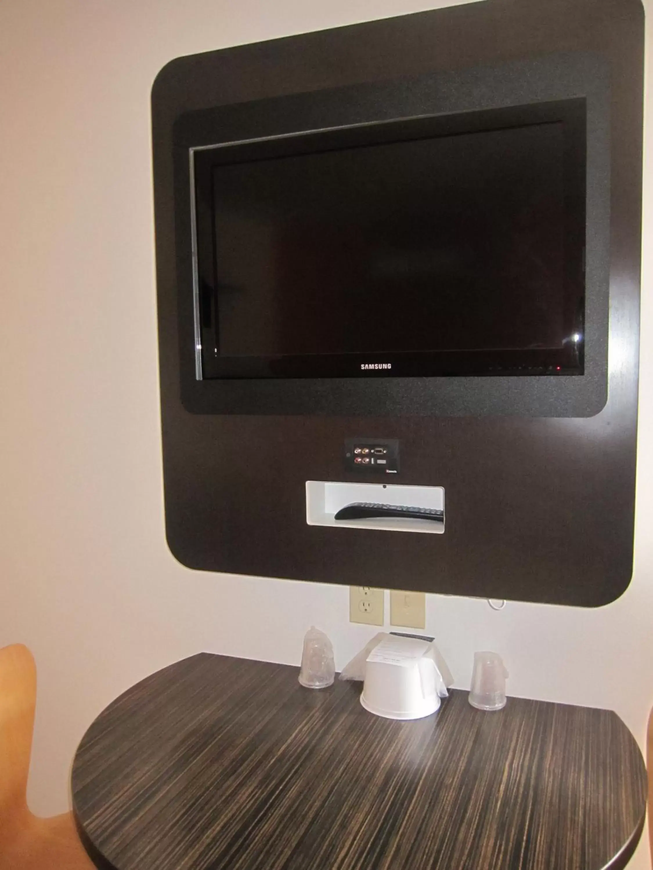TV and multimedia, TV/Entertainment Center in Howard Johnson by Wyndham Lake George