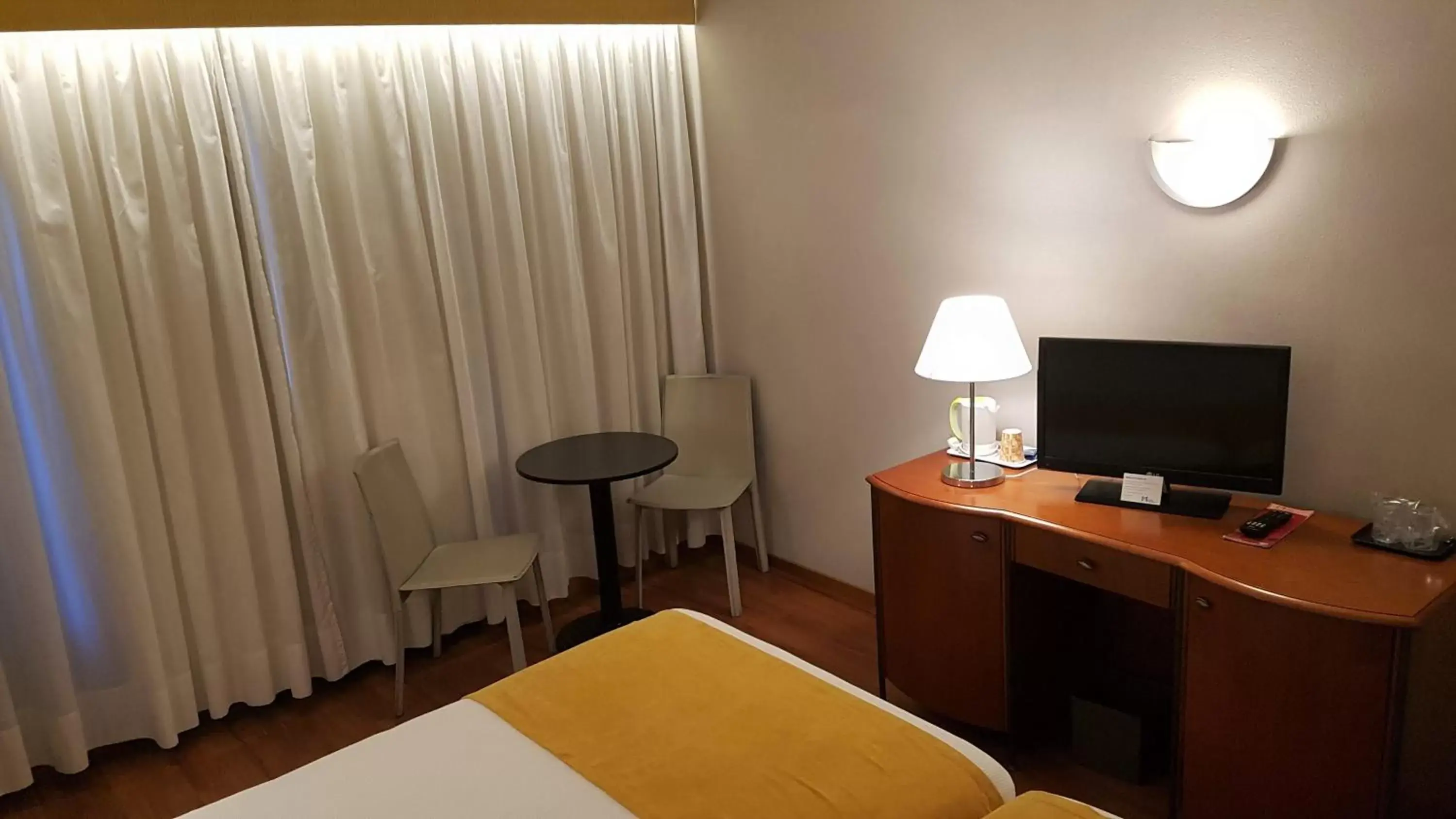 Communal lounge/ TV room, Bed in Hotel 3K Madrid