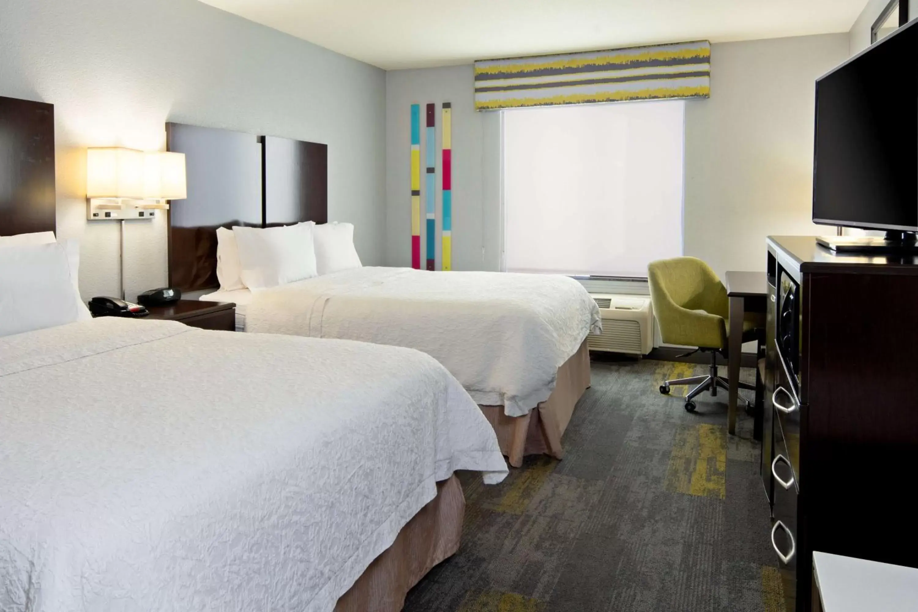 Bedroom in Hampton Inn and Suites Bakersfield / Highway 58