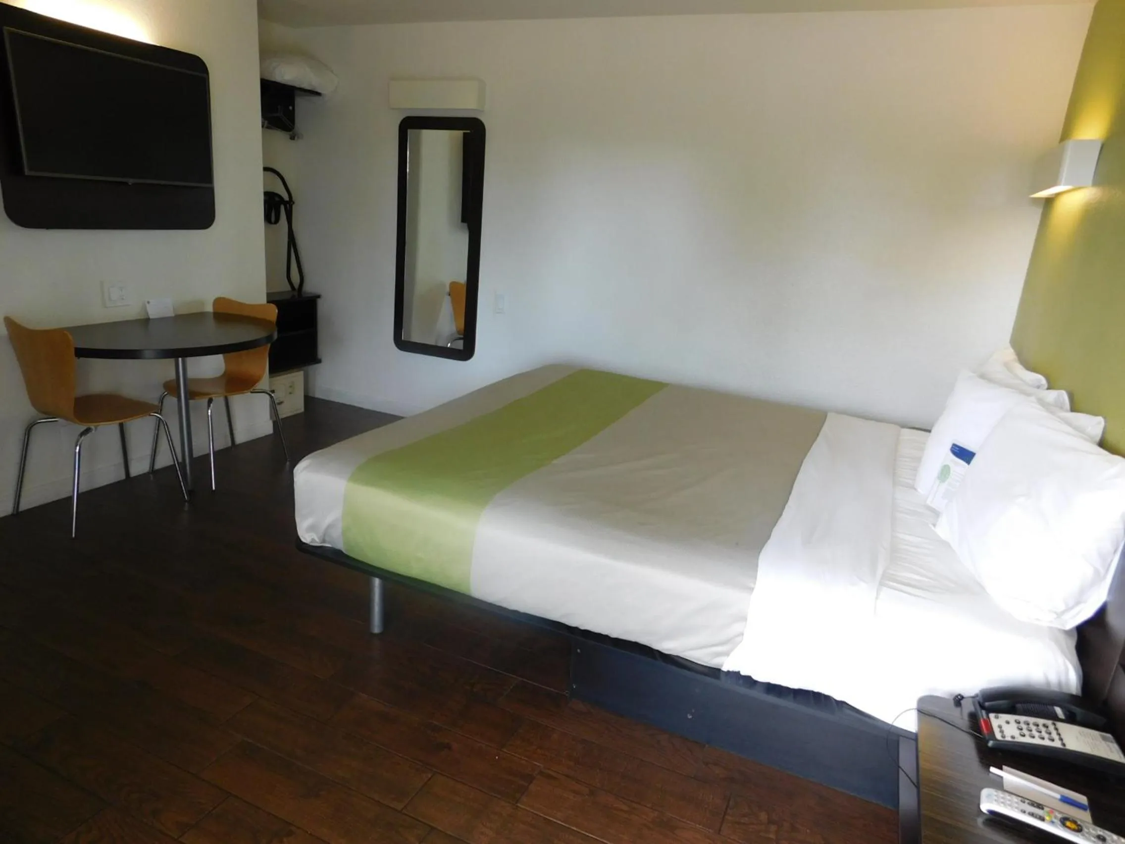 Bed in Fisherman's Cove Inn