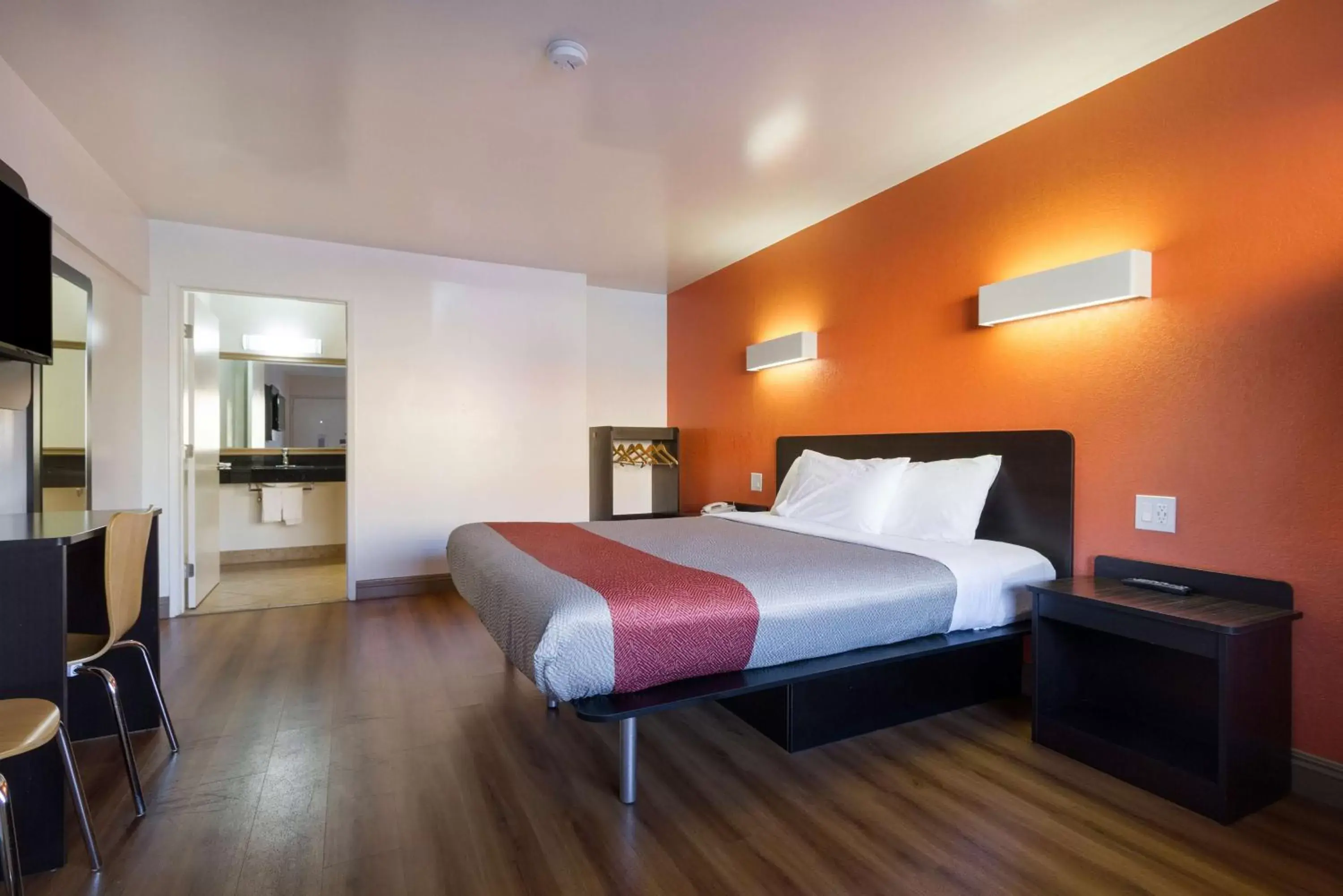 TV and multimedia, Bed in Motel 6-Claremont, CA TV and multimedia, Bed in Motel 6-Claremont, CA