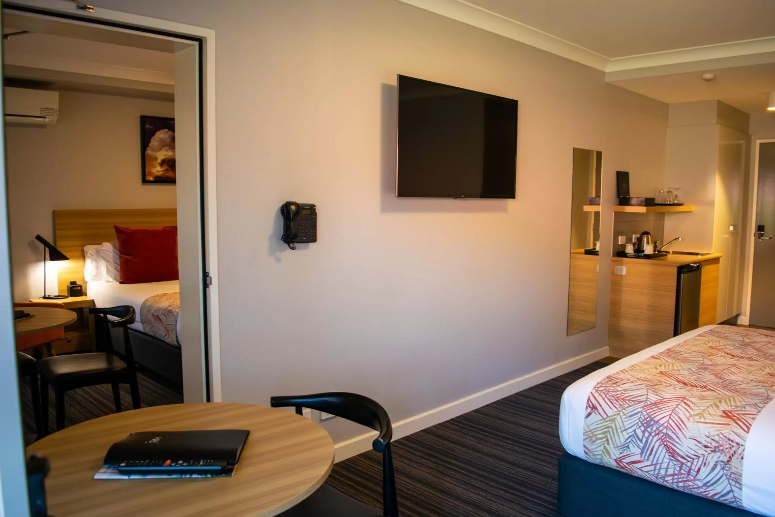 Bed, TV/Entertainment Center in Potters Toowoomba Hotel