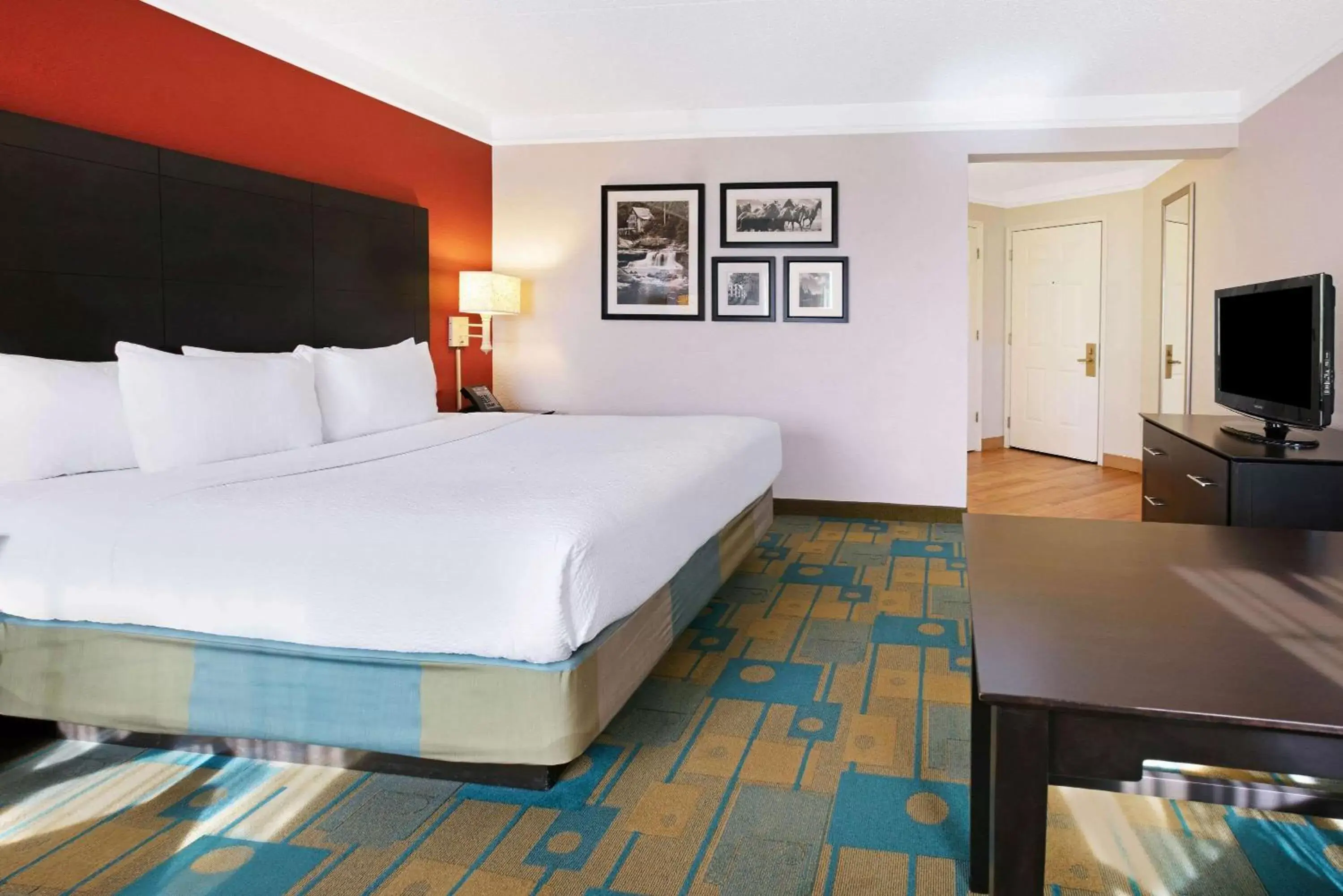 Photo of the whole room, Bed in La Quinta by Wyndham Dallas DFW Airport North