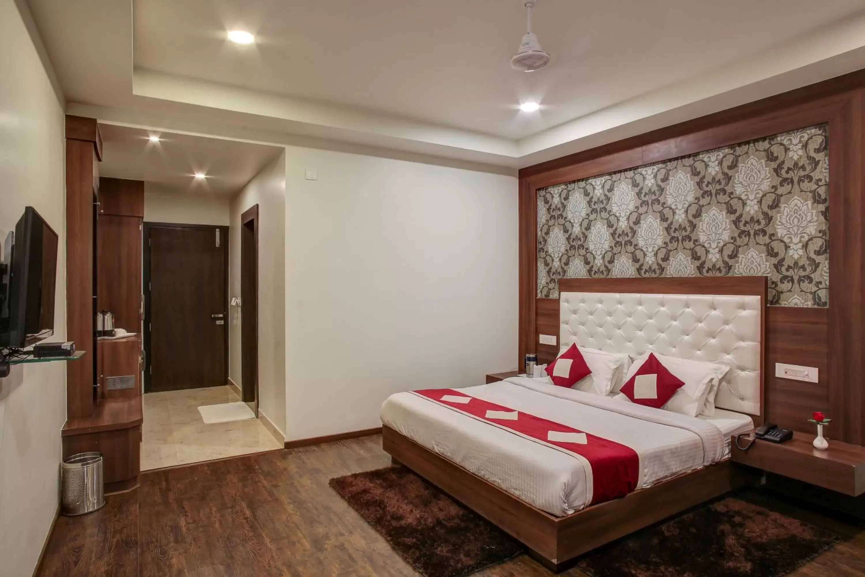 TV and multimedia, Bed in Hotel The Royal Krishna TV and multimedia, Bed in Hotel The Royal Krishna