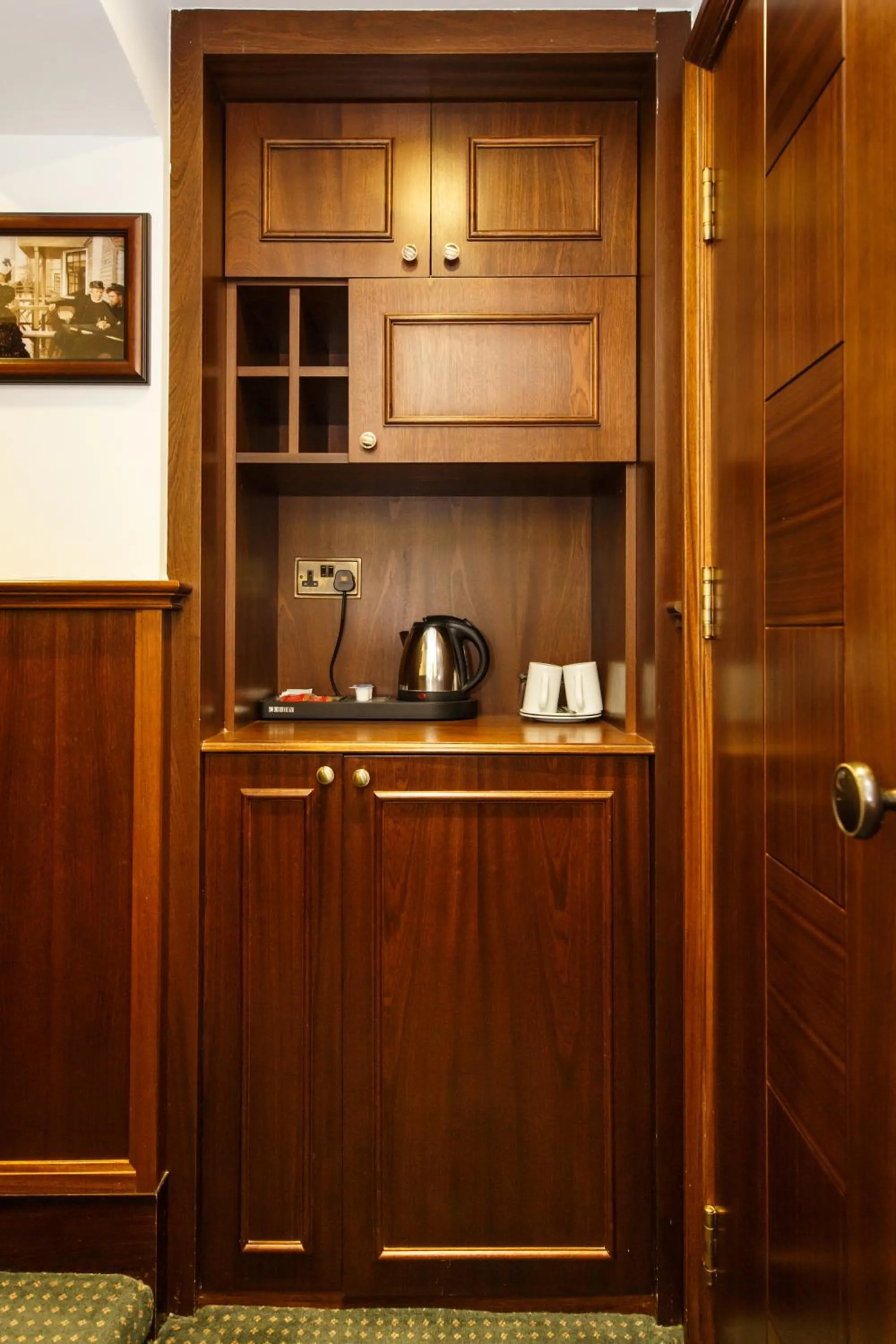 Kitchen or kitchenette in Regency House Hotel