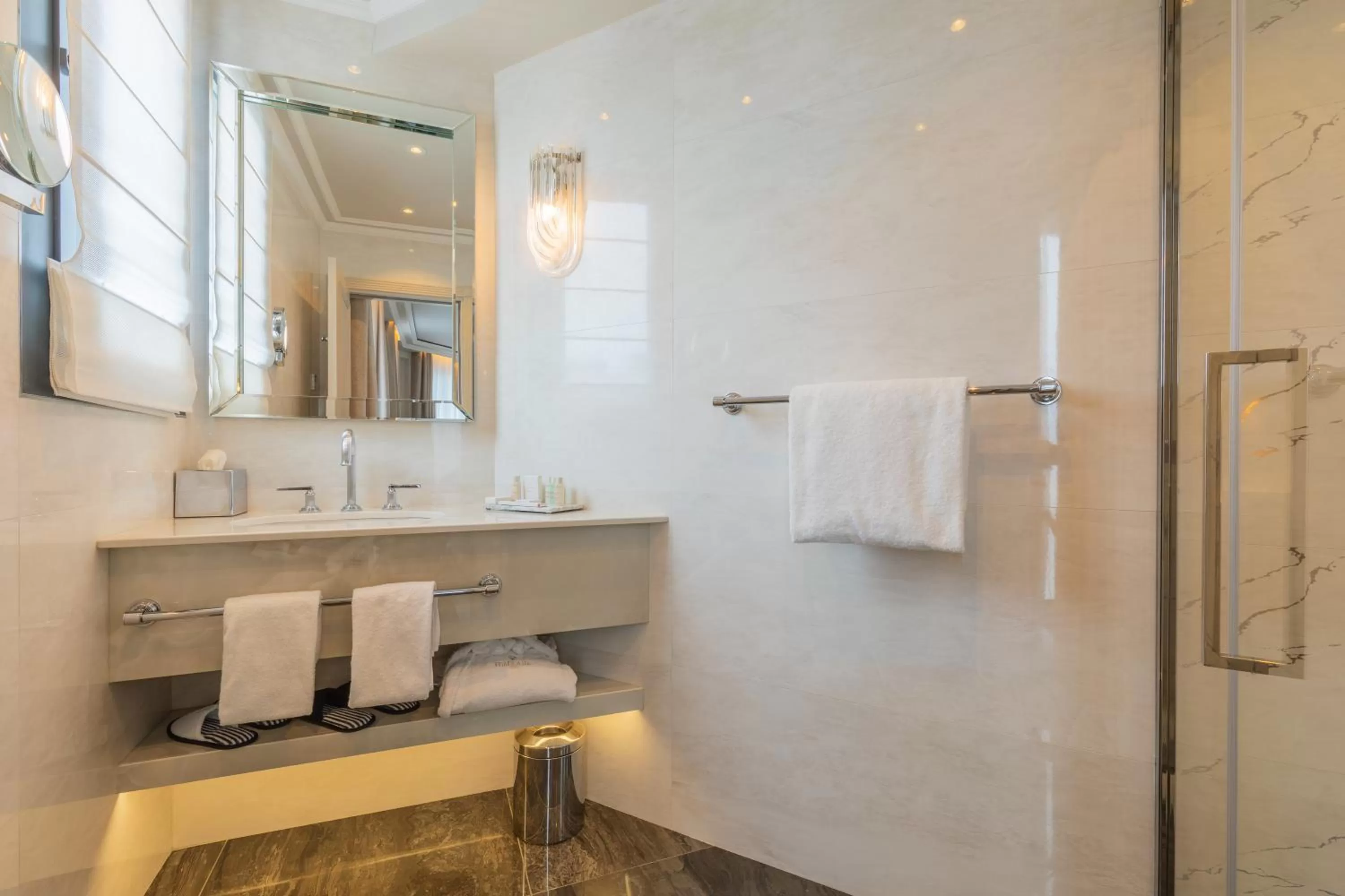 Shower in Manolita Paris