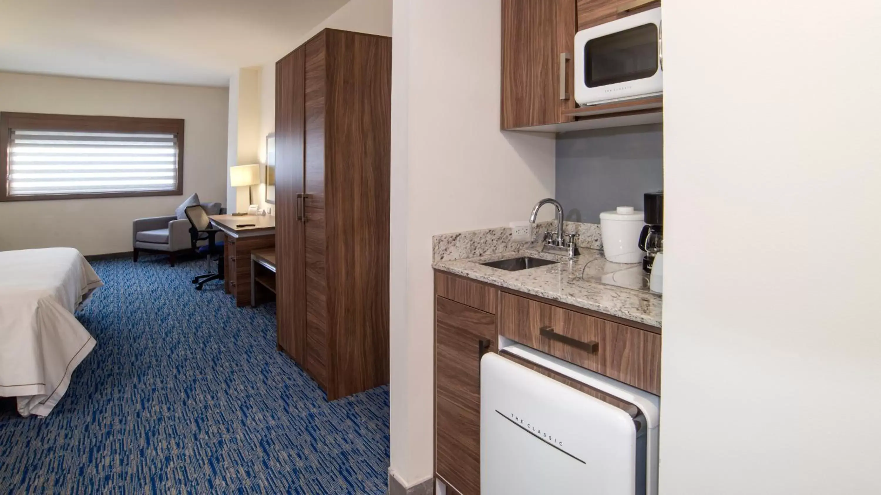 Photo of the whole room, Kitchen/Kitchenette in Holiday Inn Express & Suites - Ciudad Obregon, an IHG Hotel