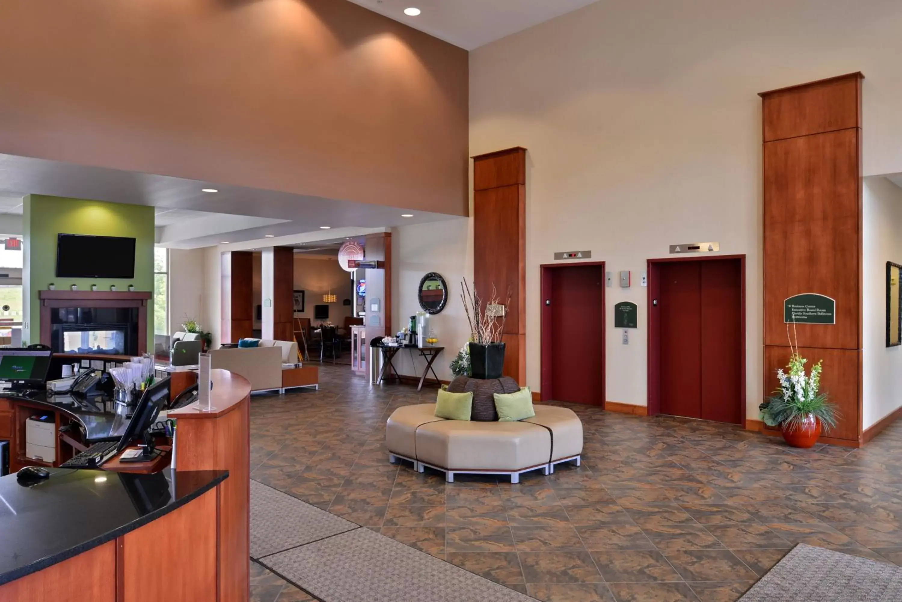 Property building, Lobby/Reception in Holiday Inn Madison at The American Center, an IHG Hotel