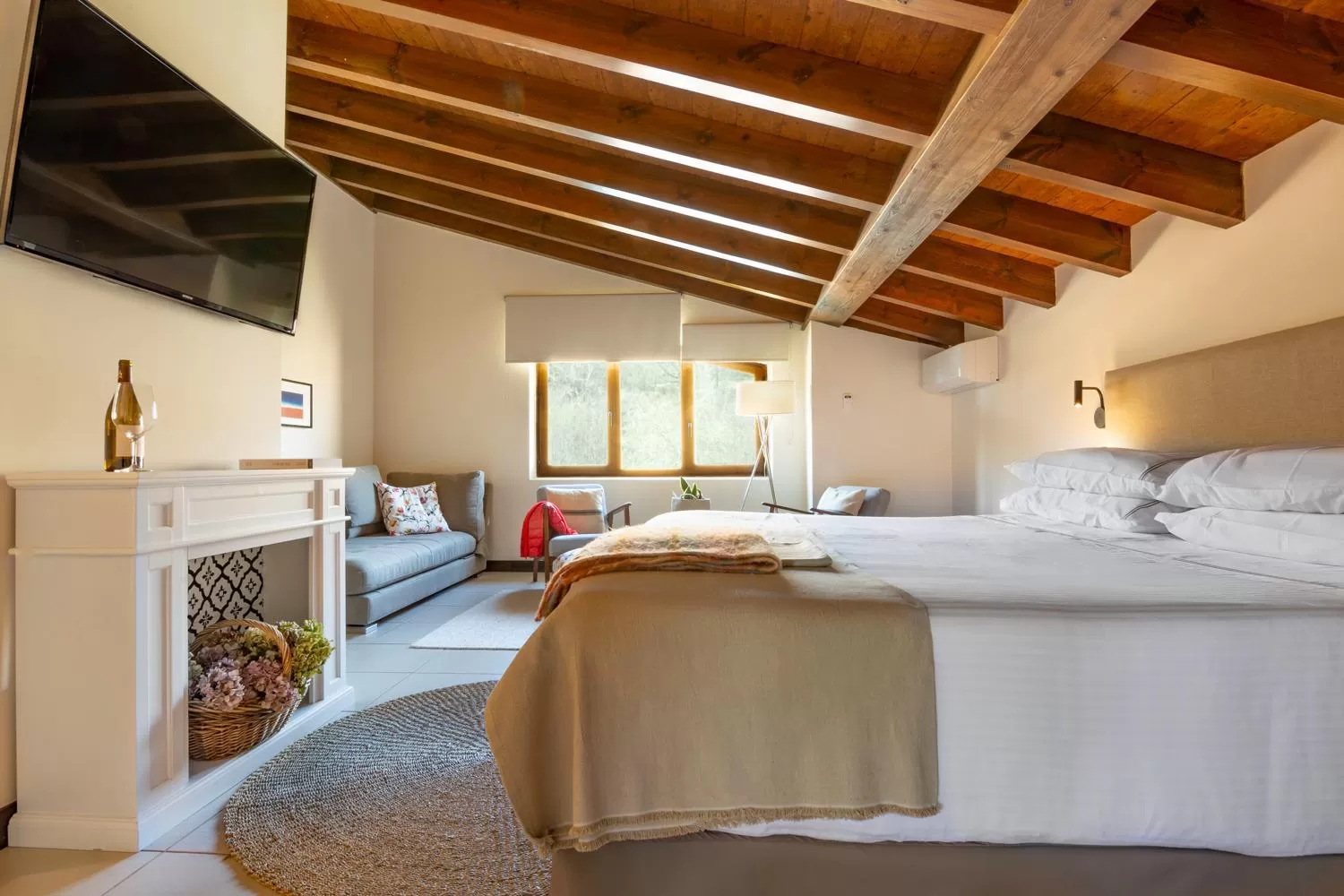 Photo of the whole room, Bed in Molino de Alcuneza Relais & Châteaux