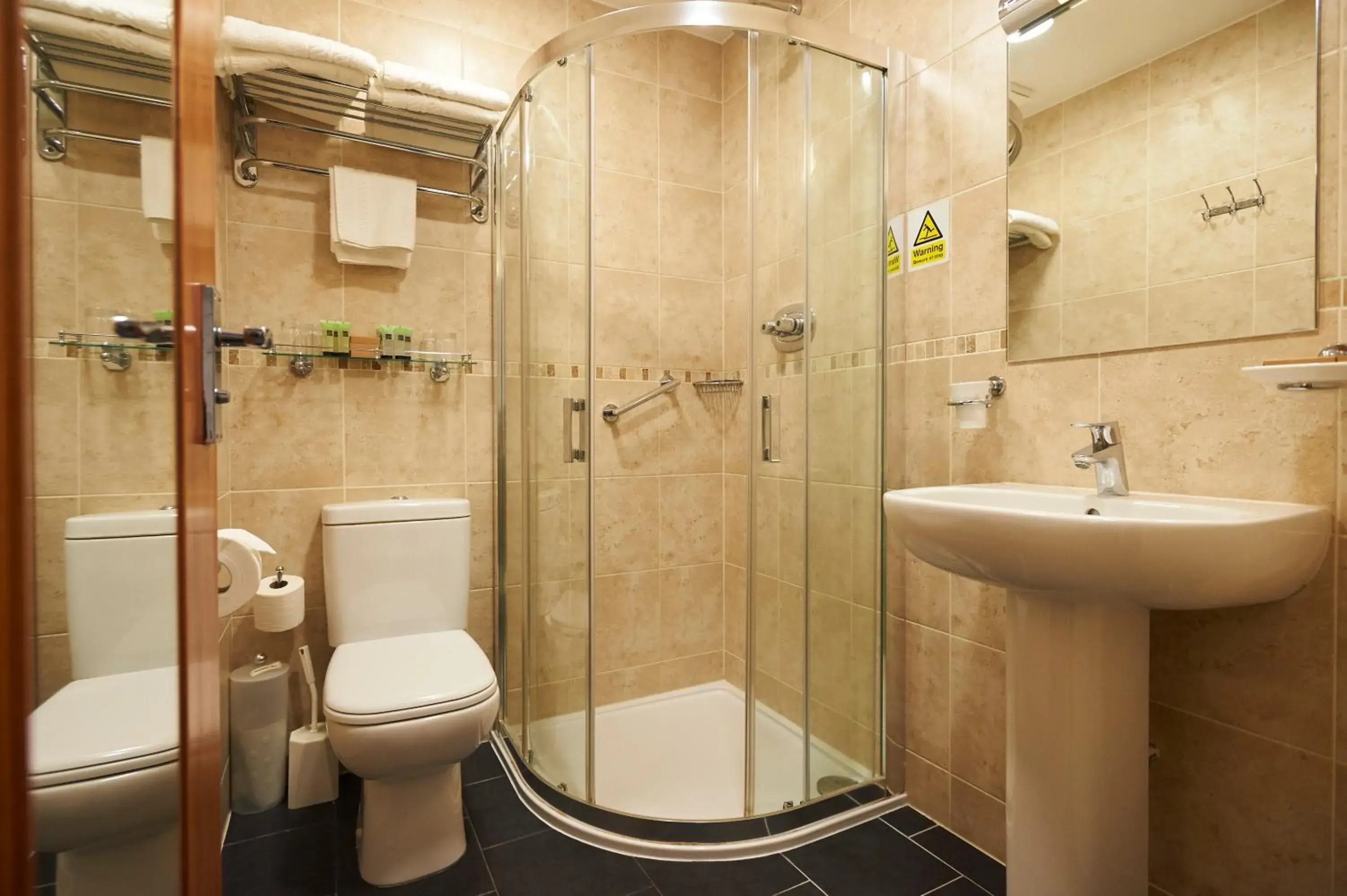 Shower, Bathroom in Luna And Simone Hotel