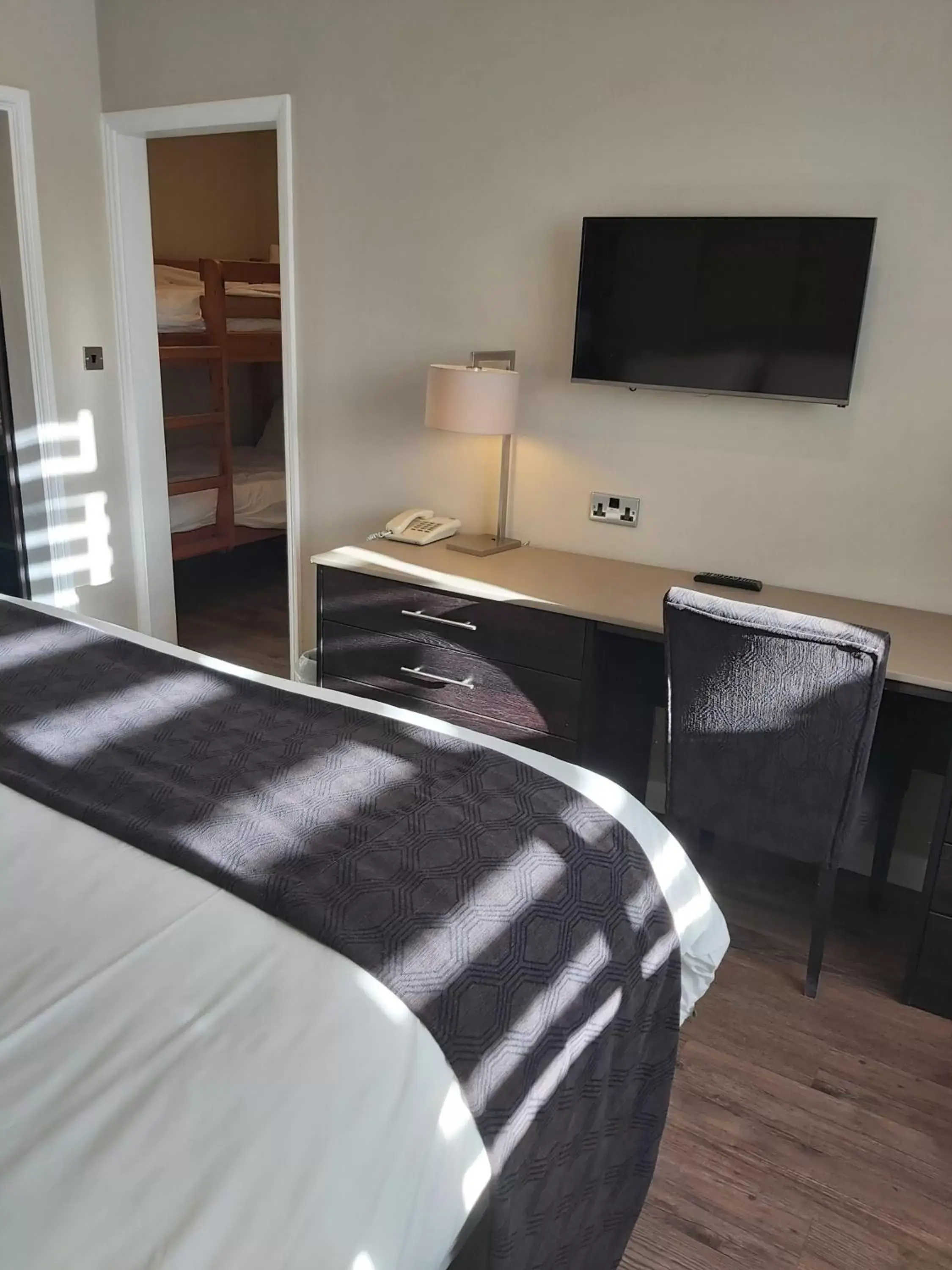 Standard Quadruple Room in Crown Lodge Hotel