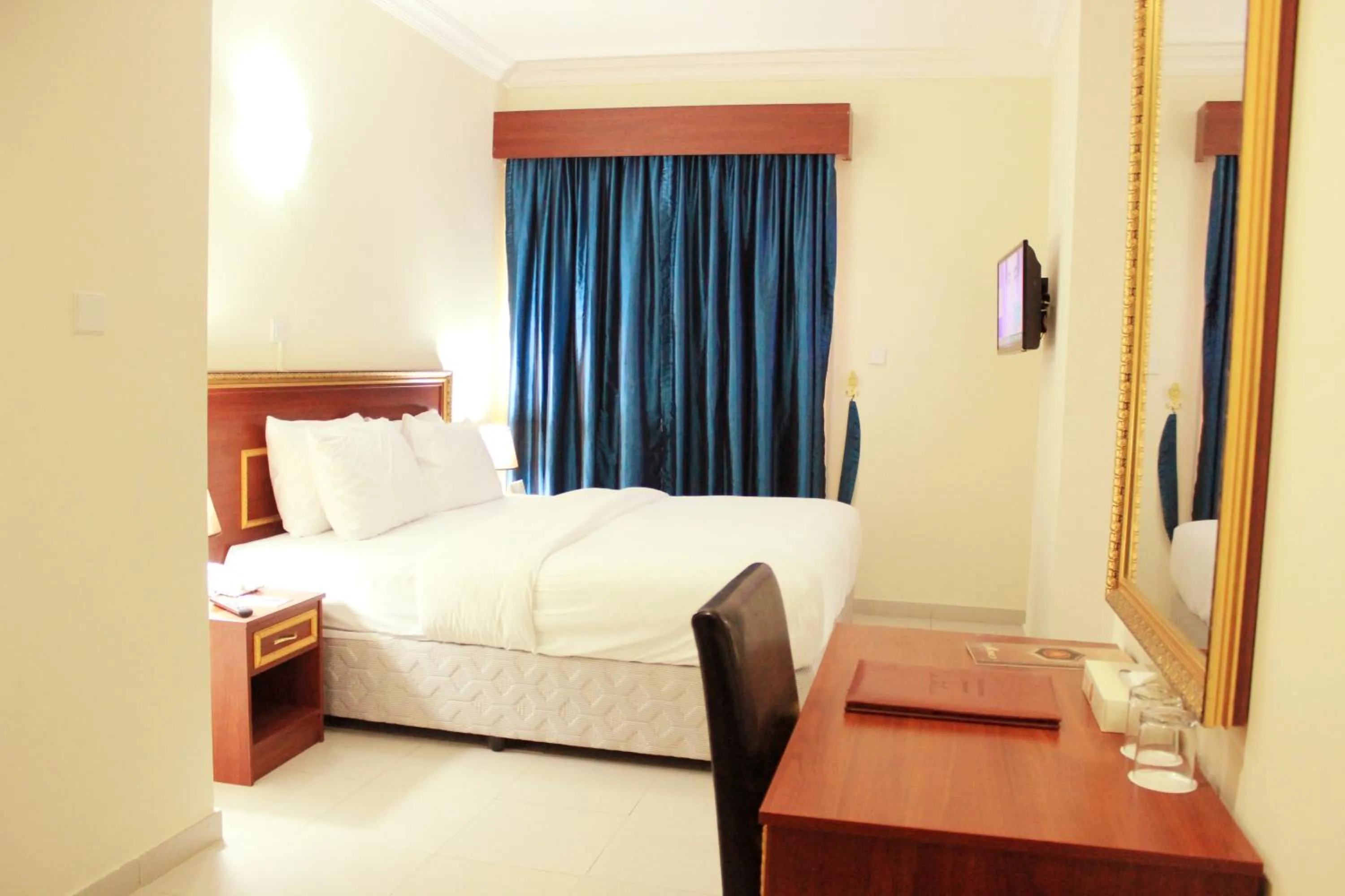 Bedroom, Bed in Montreal Naif Hotel