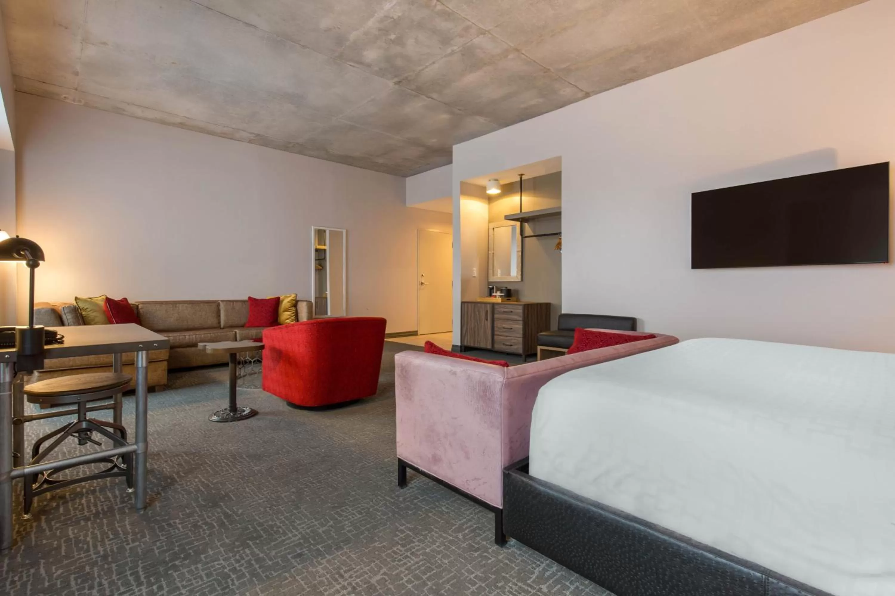 Living room, Bed in Cambria Hotel Nashville Downtown