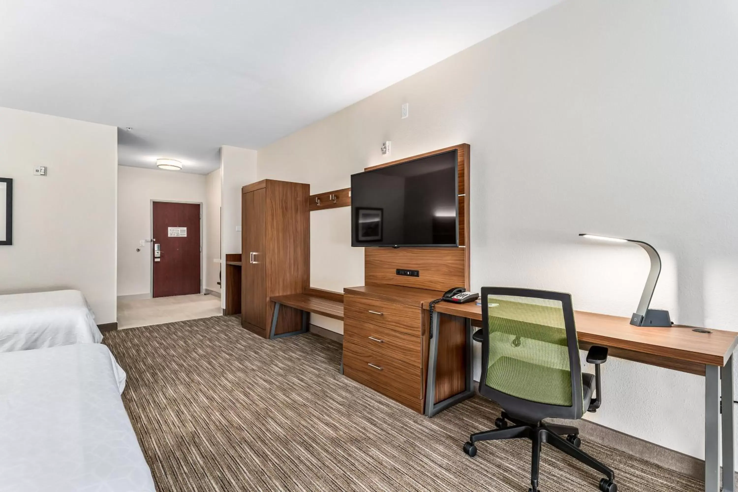 Photo of the whole room, TV/Entertainment Center in Holiday Inn Express & Suites Van Buren-Fort Smith Area, an IHG Hotel