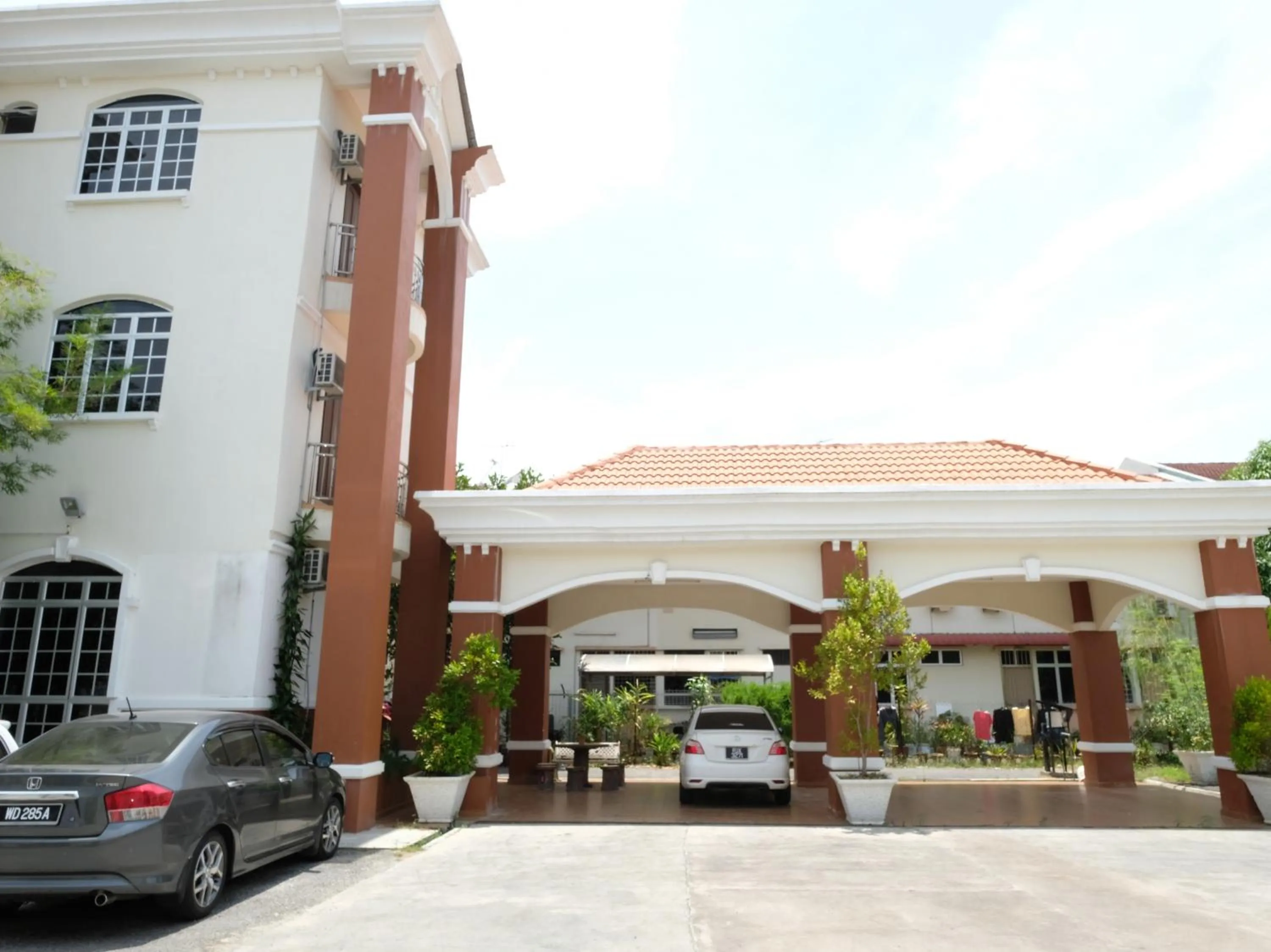 Facade/entrance, Property Building in OYO 905 Hotel De'light Villa